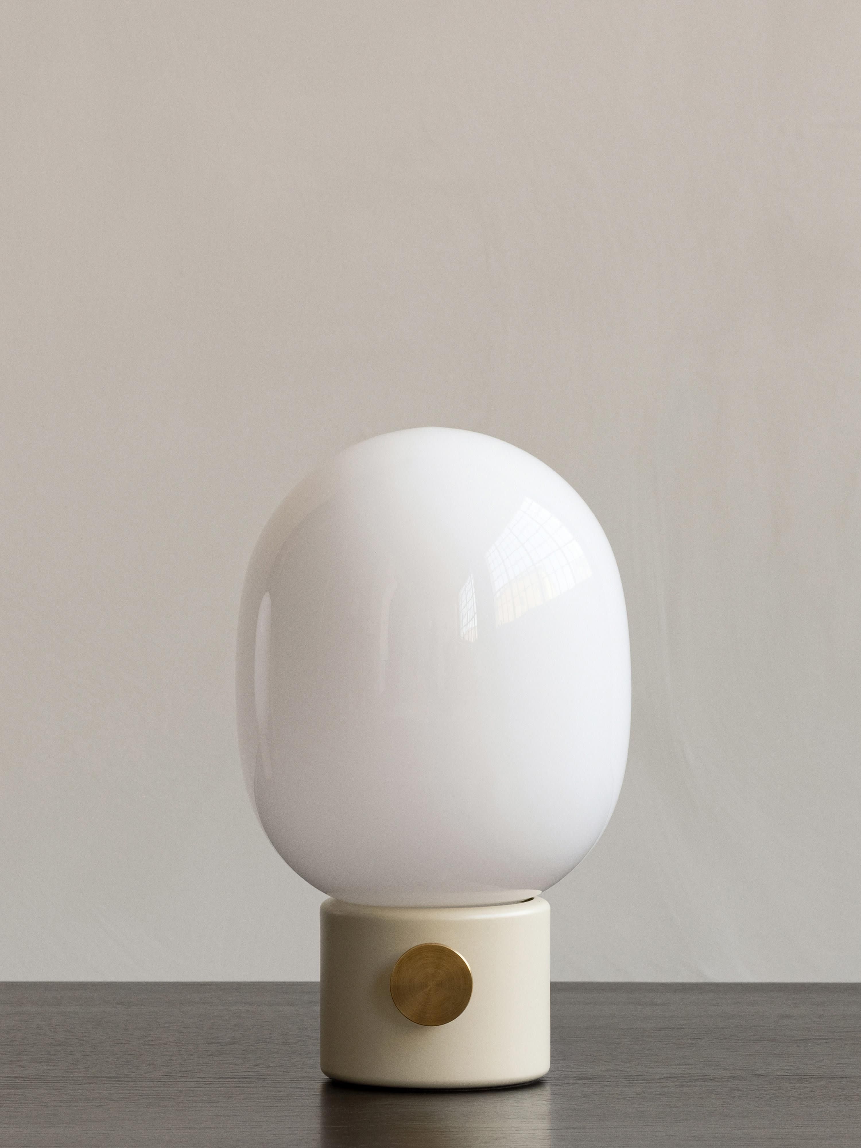 Lampe à poser avec port Hamish, intensité ajustable - Peau de mouton taupe, bois de noyer