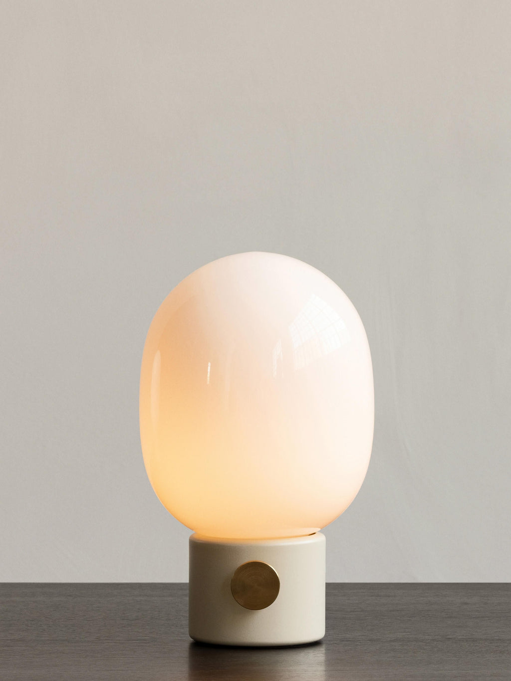 Lampe à poser avec port Hamish, intensité ajustable - Peau de mouton taupe, bois de noyer