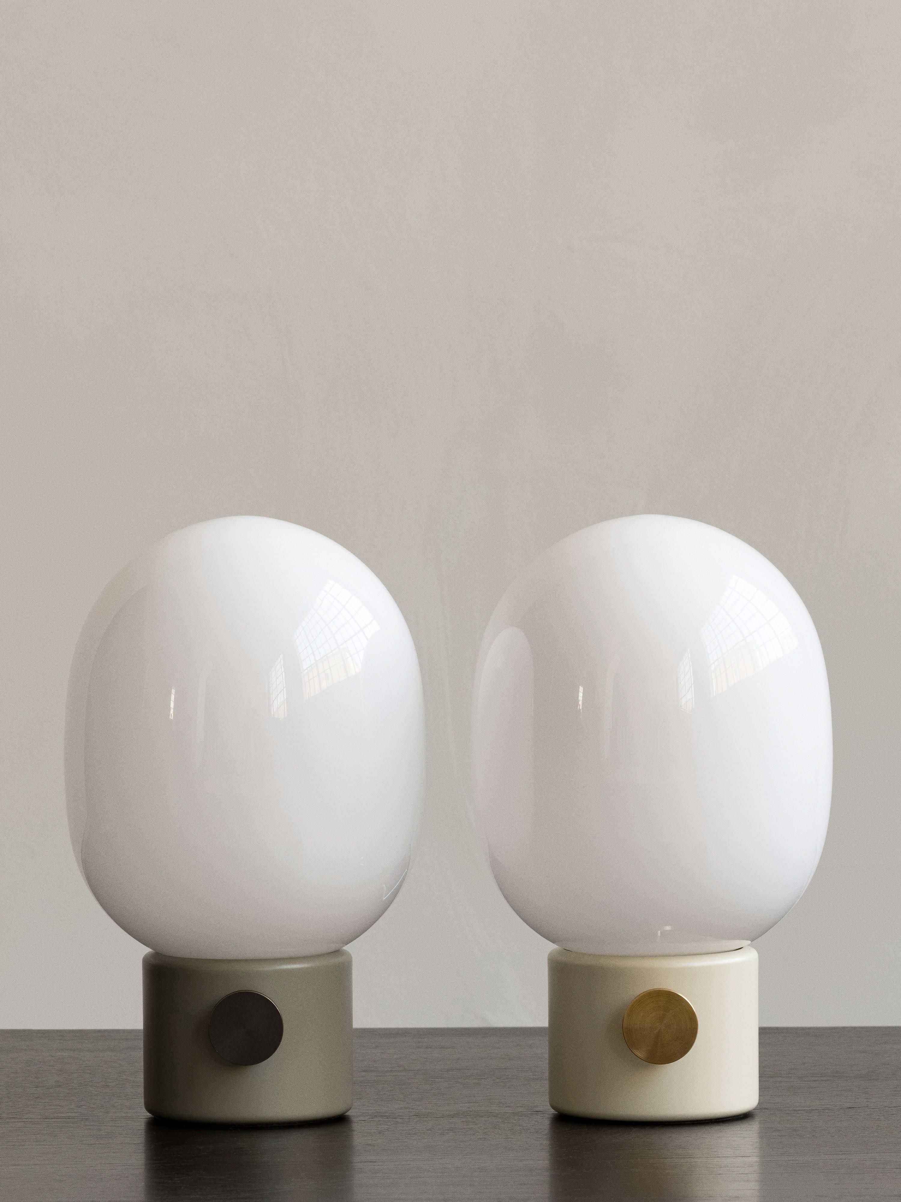 Lampe à poser avec port Hamish, intensité ajustable - Peau de mouton taupe, bois de noyer