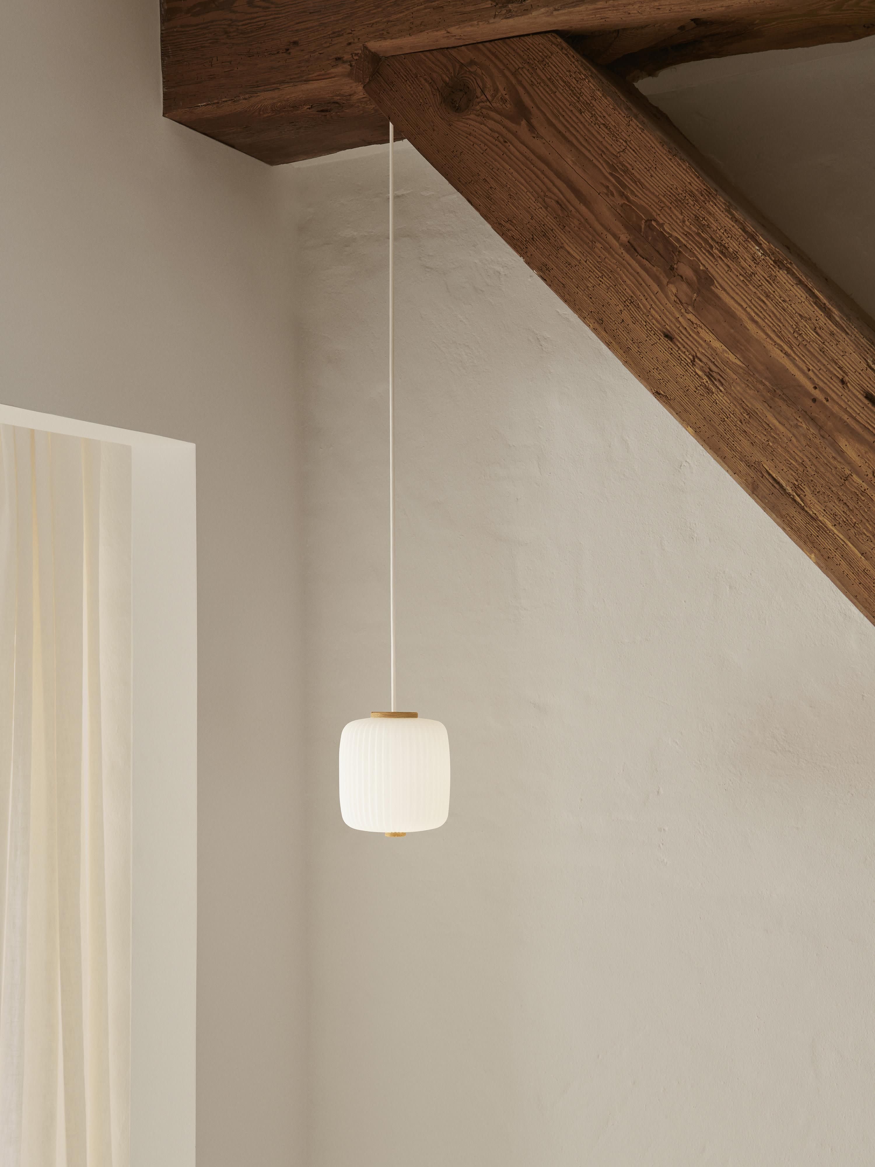 Petite suspension en verre opalescent soufflé bouche Idun - Blanc cassé, bois de chêne