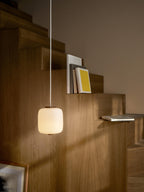 Petite suspension en verre opalescent soufflé bouche Idun - Blanc cassé, bois de chêne