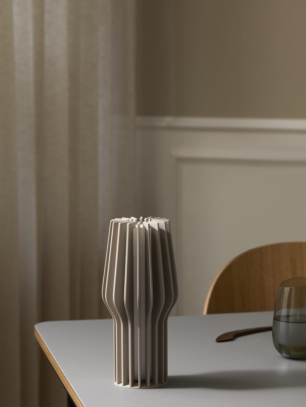 Petite lampe à poser LED mobile Keith, intensité ajustable - Beige clair
