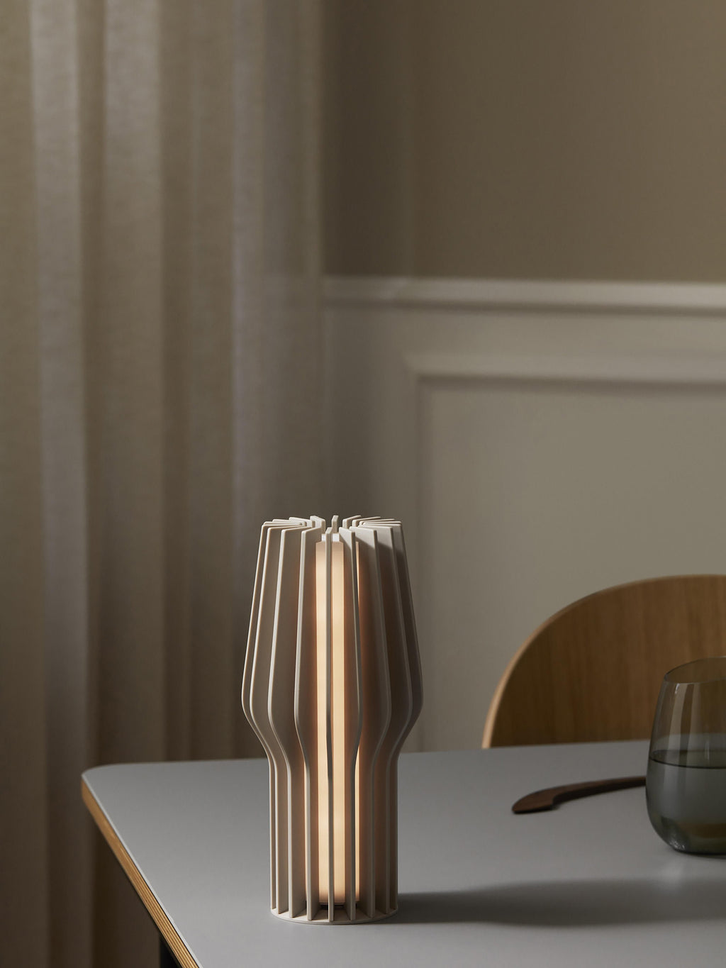 Petite lampe à poser LED mobile Keith, intensité ajustable - Beige clair
