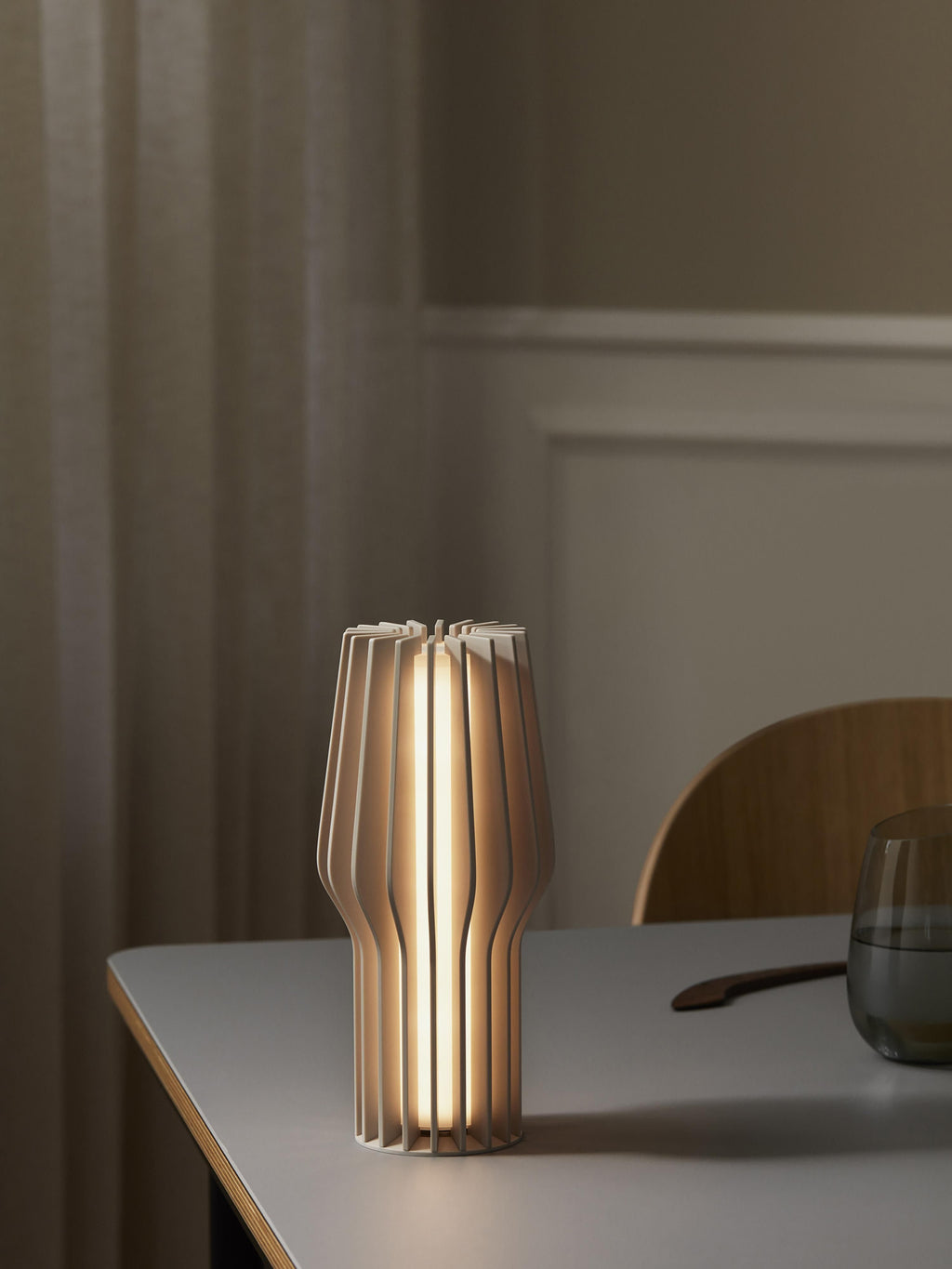 Petite lampe à poser LED mobile Keith, intensité ajustable - Beige clair