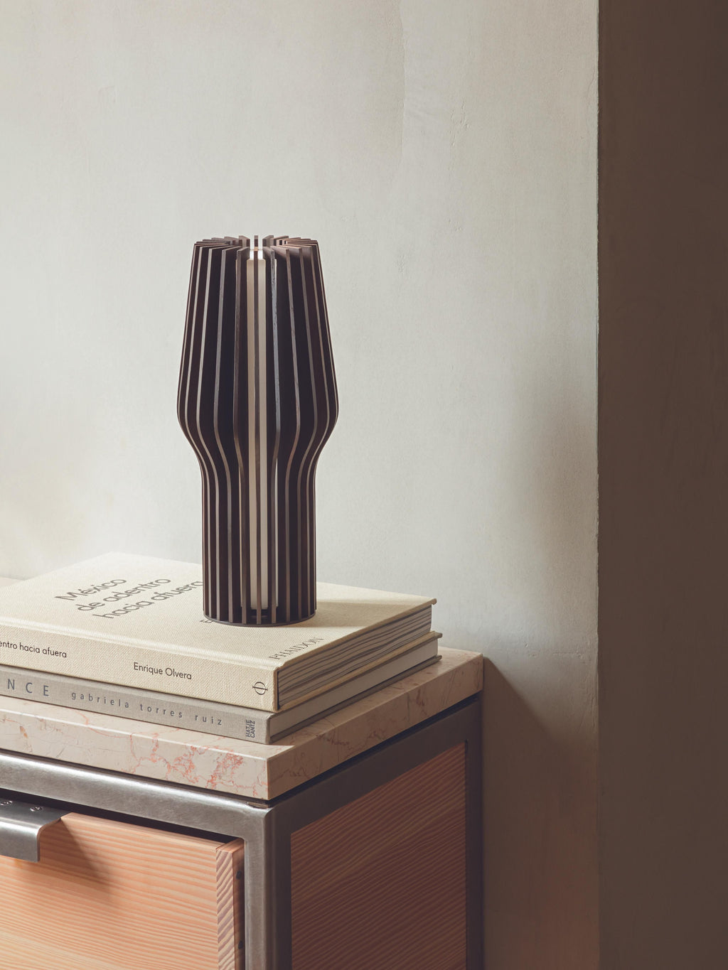Petite lampe à poser LED mobile Keith, intensité ajustable - Bois de chêne, anthracite laqué