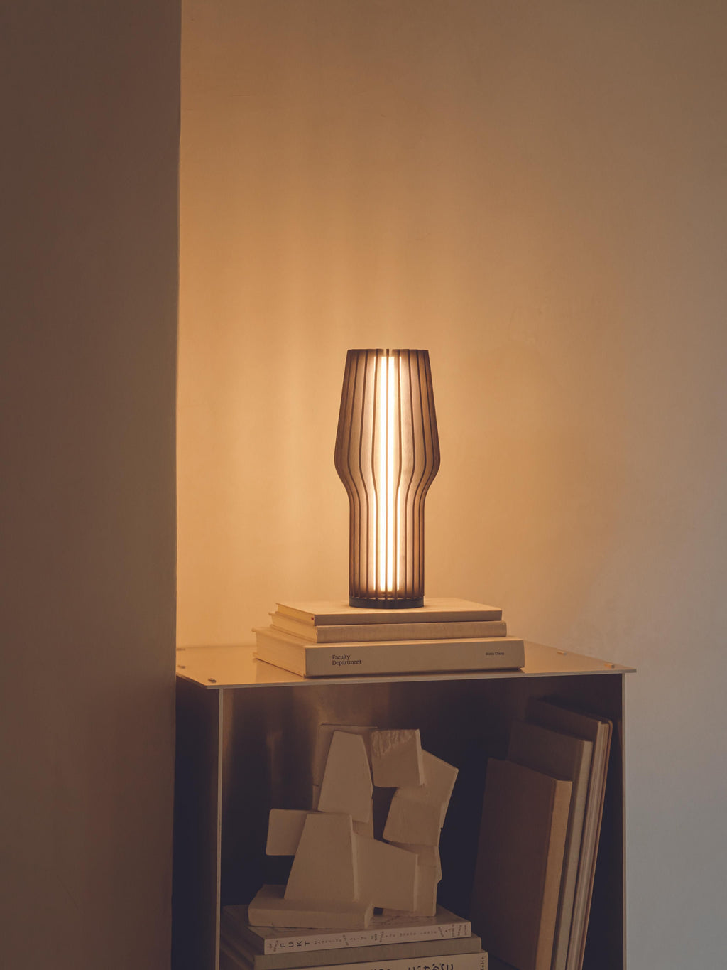 Petite lampe à poser LED mobile Keith, intensité ajustable - Bois de chêne, anthracite laqué