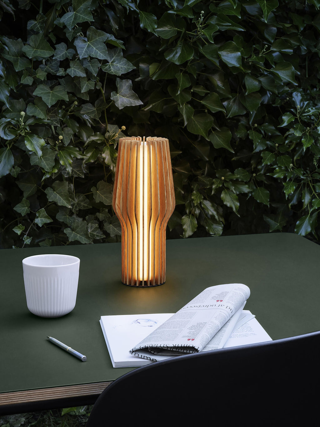 Petite lampe à poser LED mobile Keith, intensité ajustable - Bois de chêne