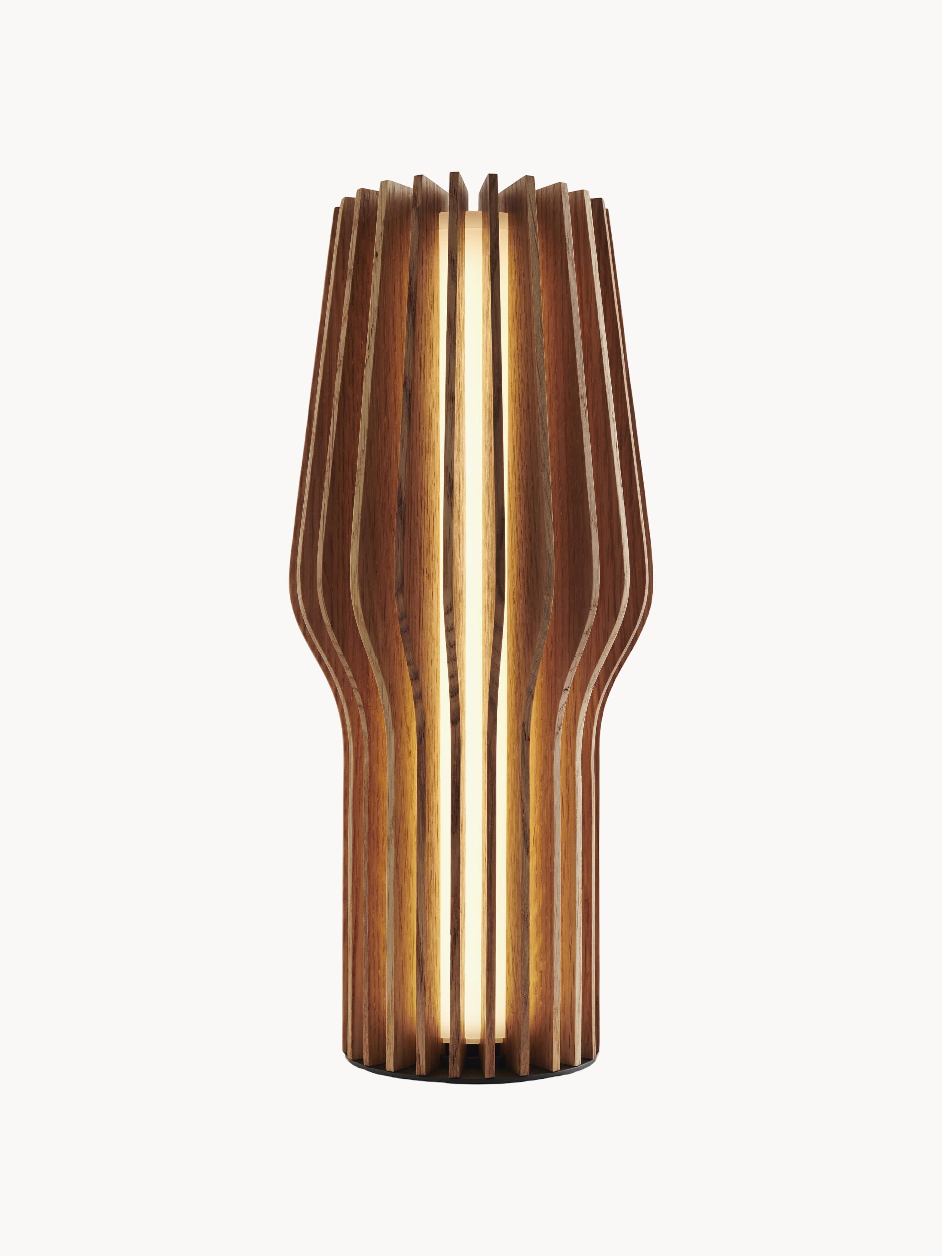 Petite lampe à poser LED mobile Keith, intensité ajustable - Bois de chêne