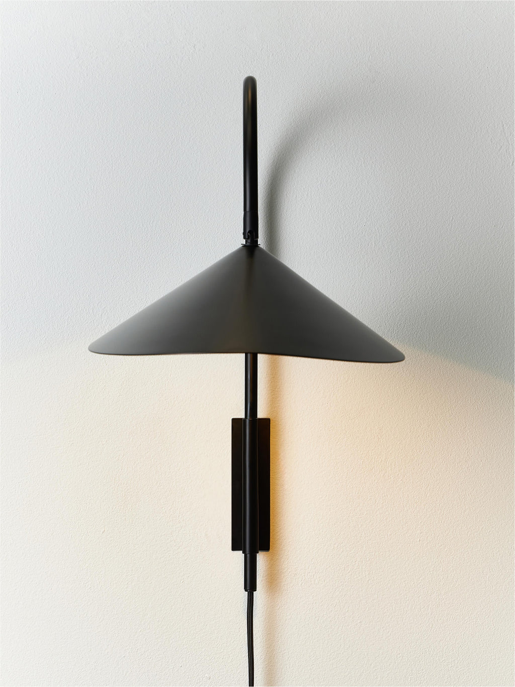 Grande applique murale avec prise secteur Ewan, orientable - Noir