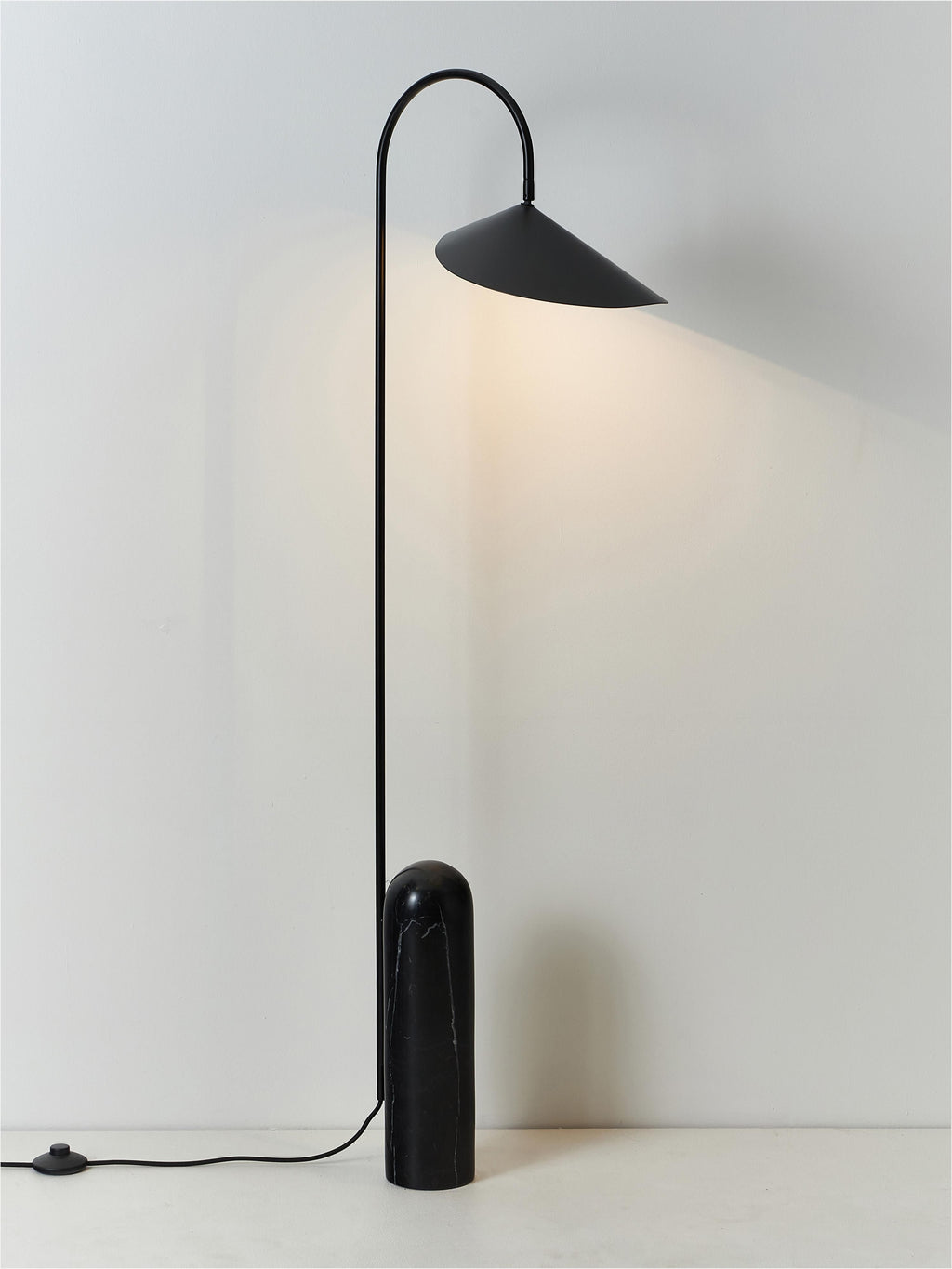 Lampadaire avec pied en marbre Ewan, orientable - Noir, marbré