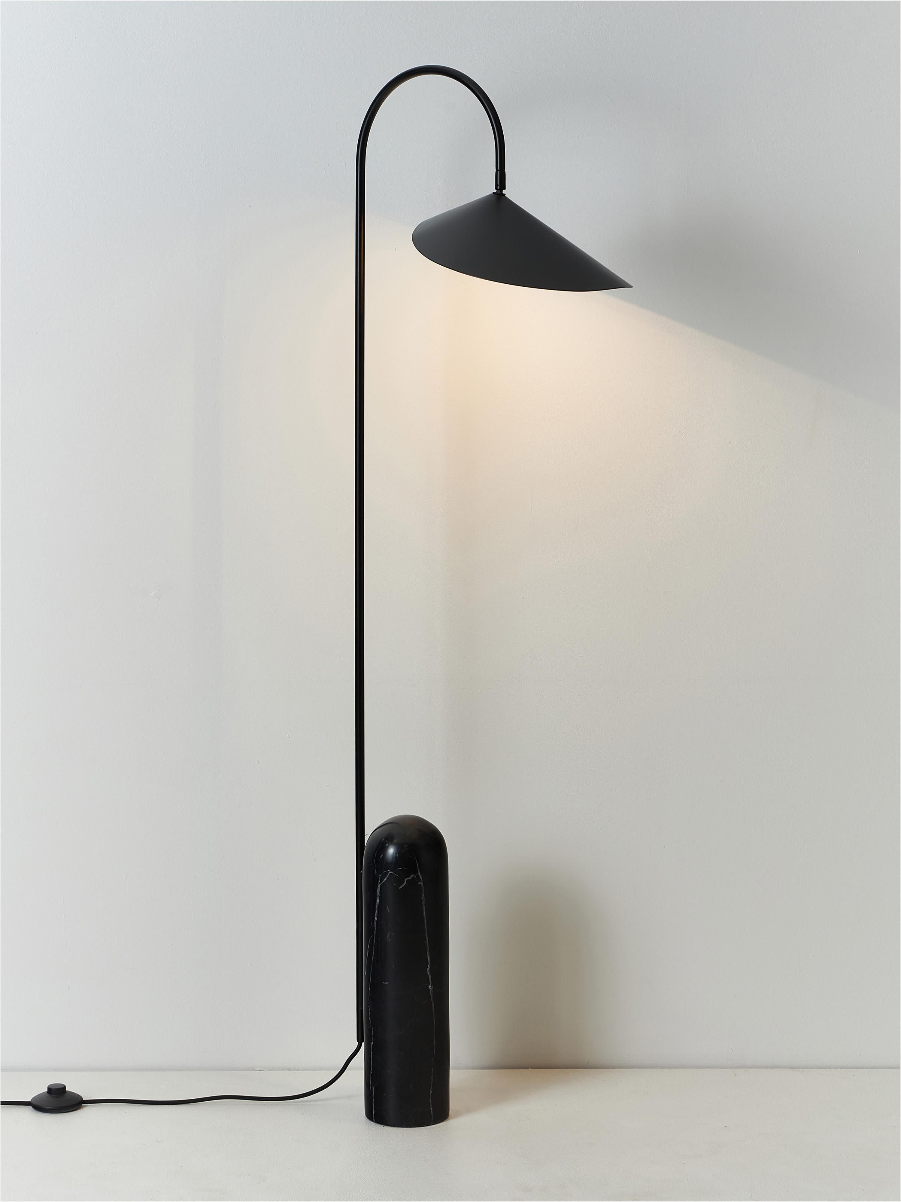 Lampadaire avec pied en marbre Ewan, orientable - Noir, marbré