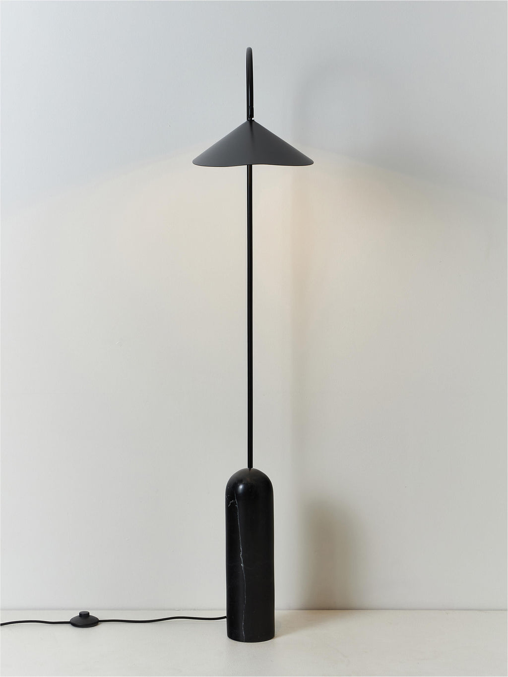 Lampadaire avec pied en marbre Ewan, orientable - Noir, marbré