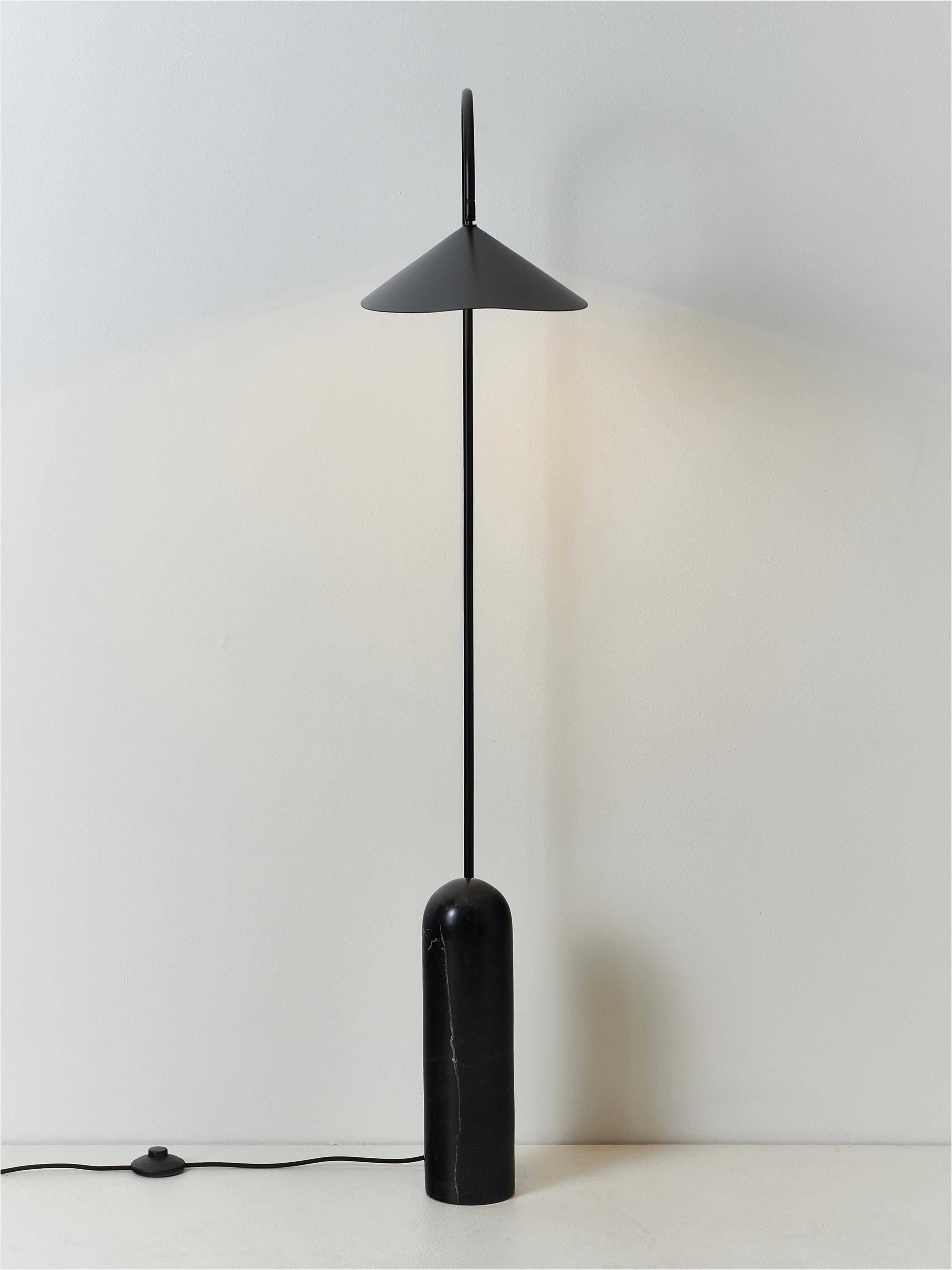 Lampadaire avec pied en marbre Ewan, orientable - Noir, marbré
