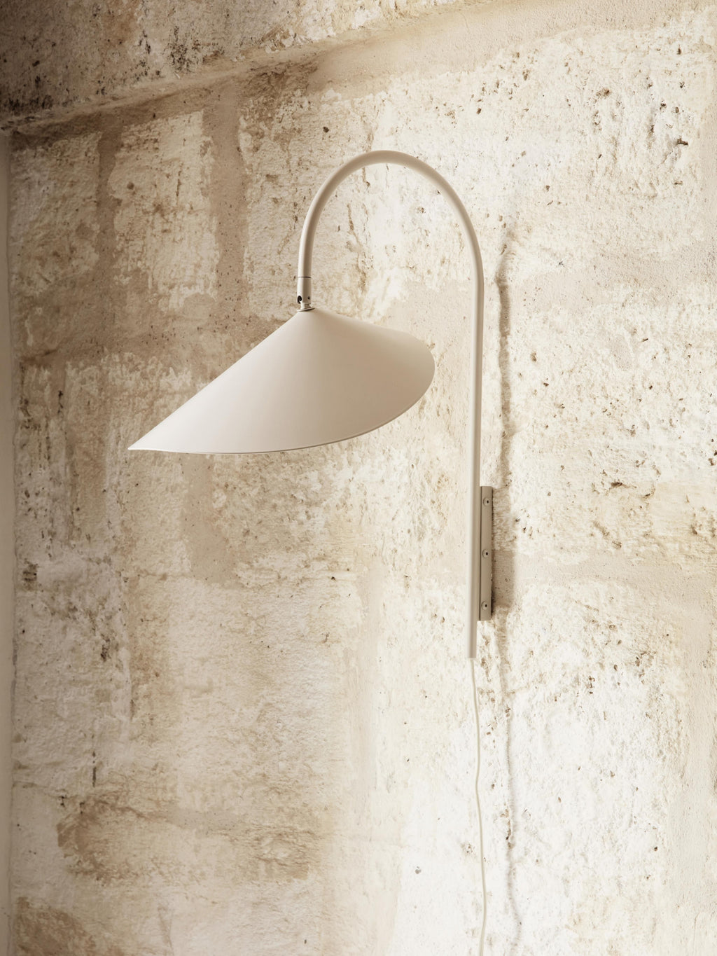 Grande applique murale avec prise secteur Ewan, orientable - Beige clair