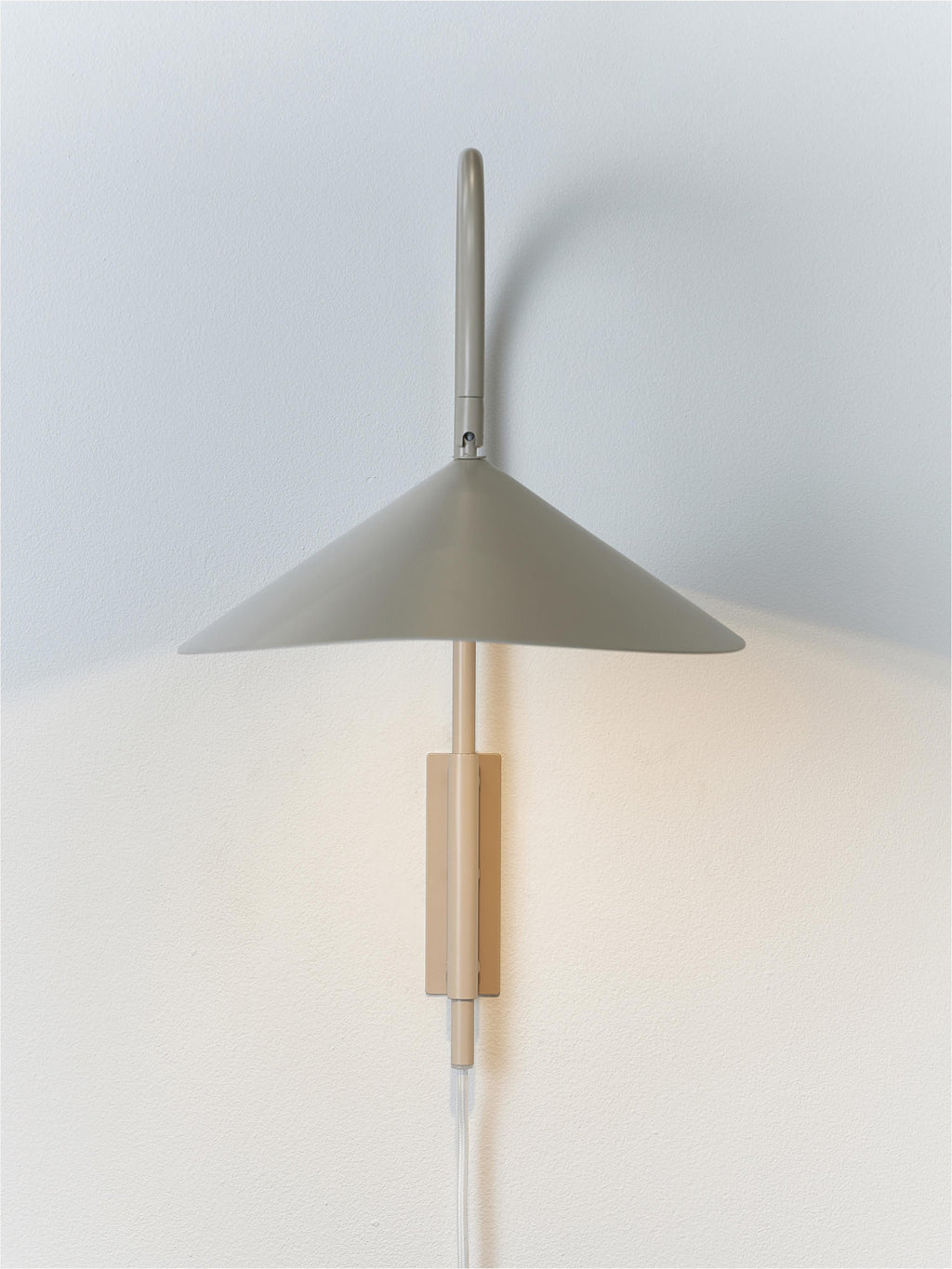 Grande applique murale avec prise secteur Ewan, orientable - Beige clair