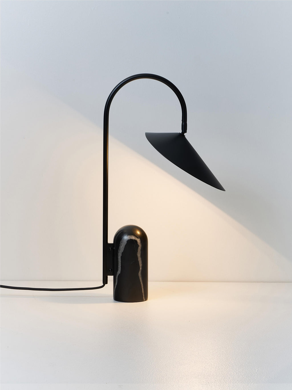 Grande lampe à poser Ewan, orientable - Noir, marbré