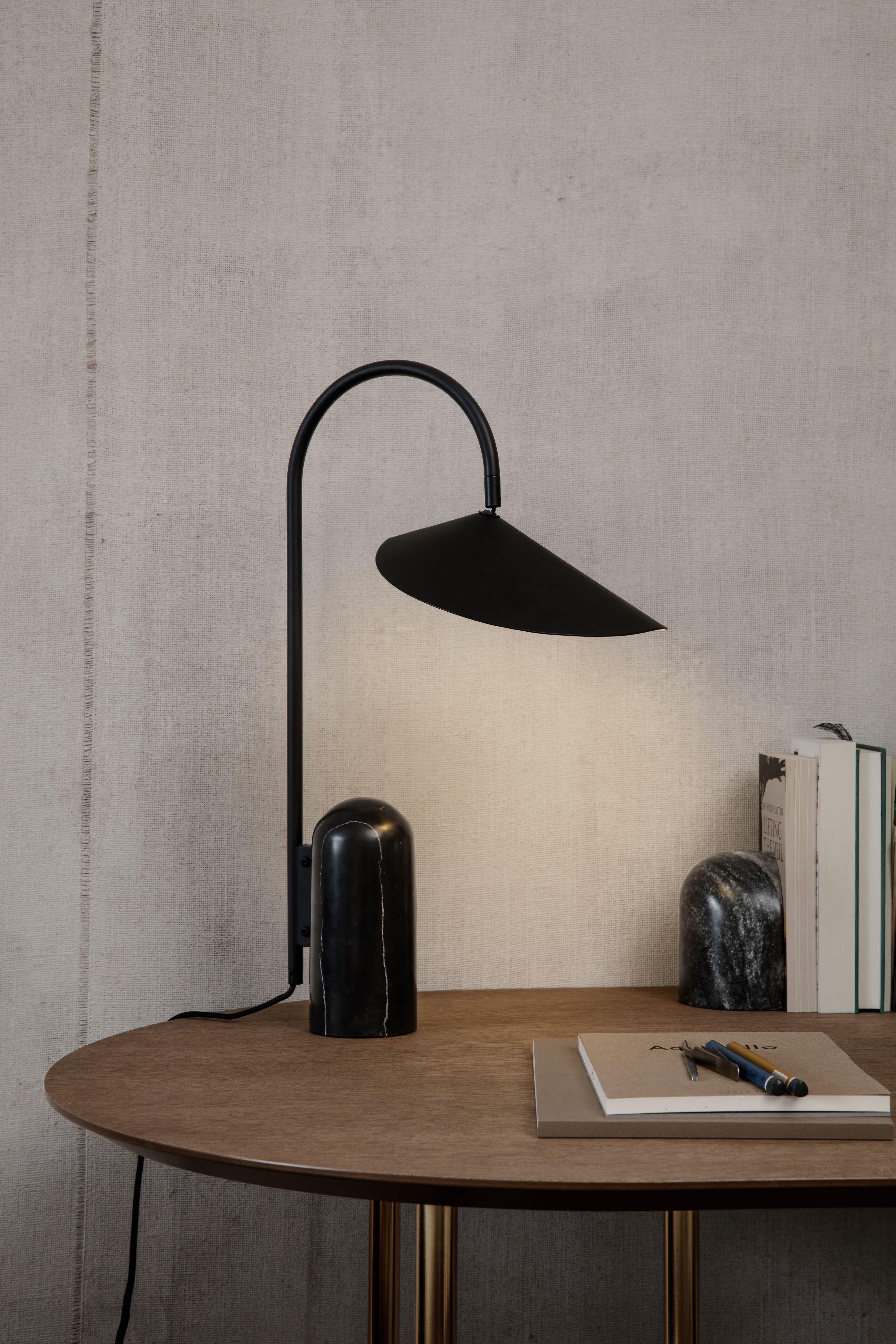 Grande lampe à poser Ewan, orientable - Noir, marbré