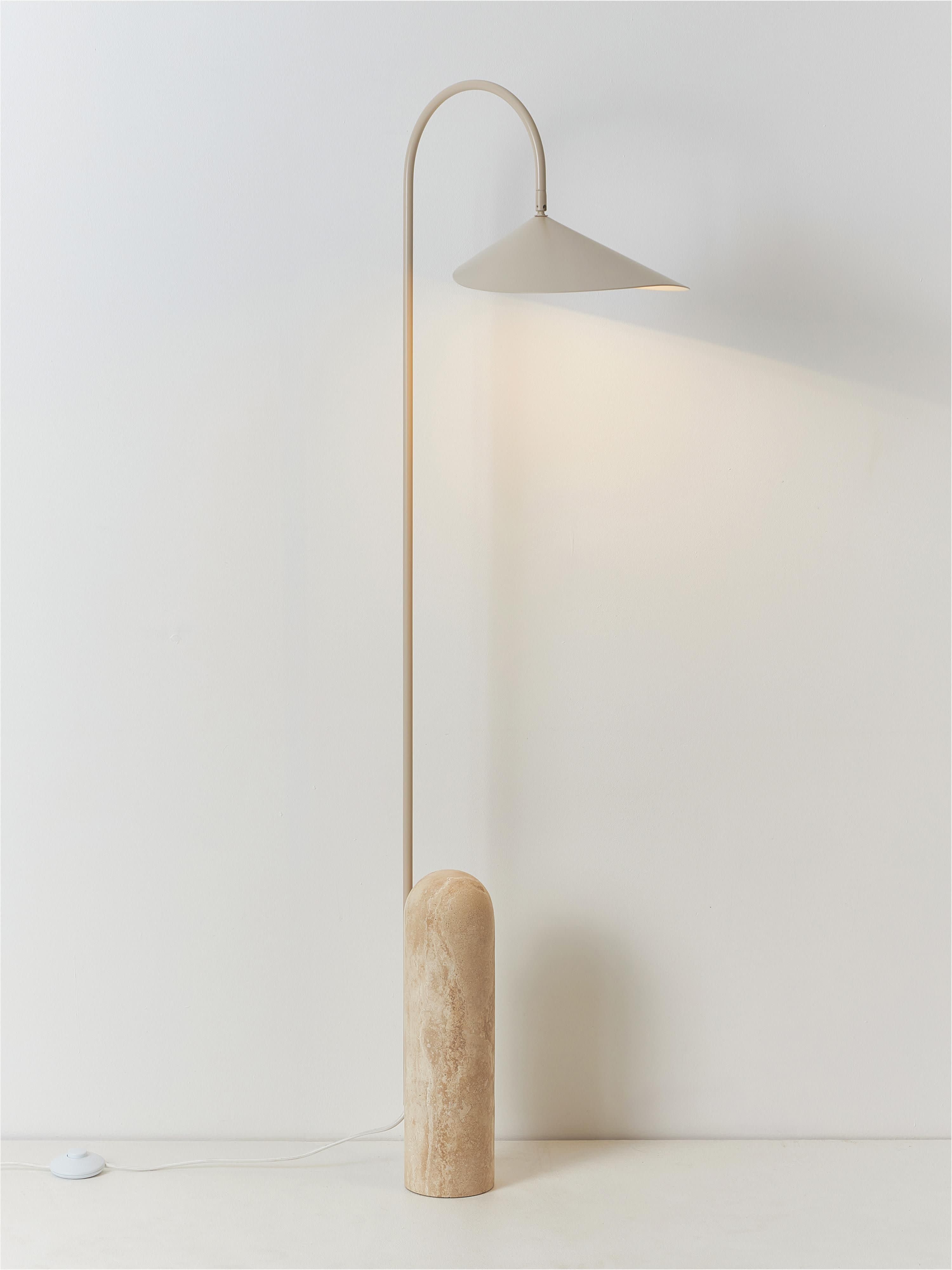 Lampadaire avec pied en travertin Ewan, orientable - Blanc cassé, Travertin beige clair