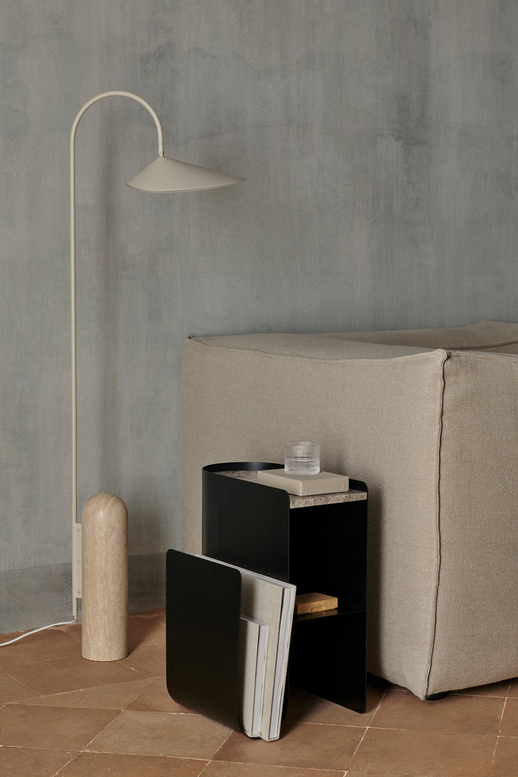 Lampadaire avec pied en travertin Ewan, orientable - Blanc cassé, Travertin beige clair