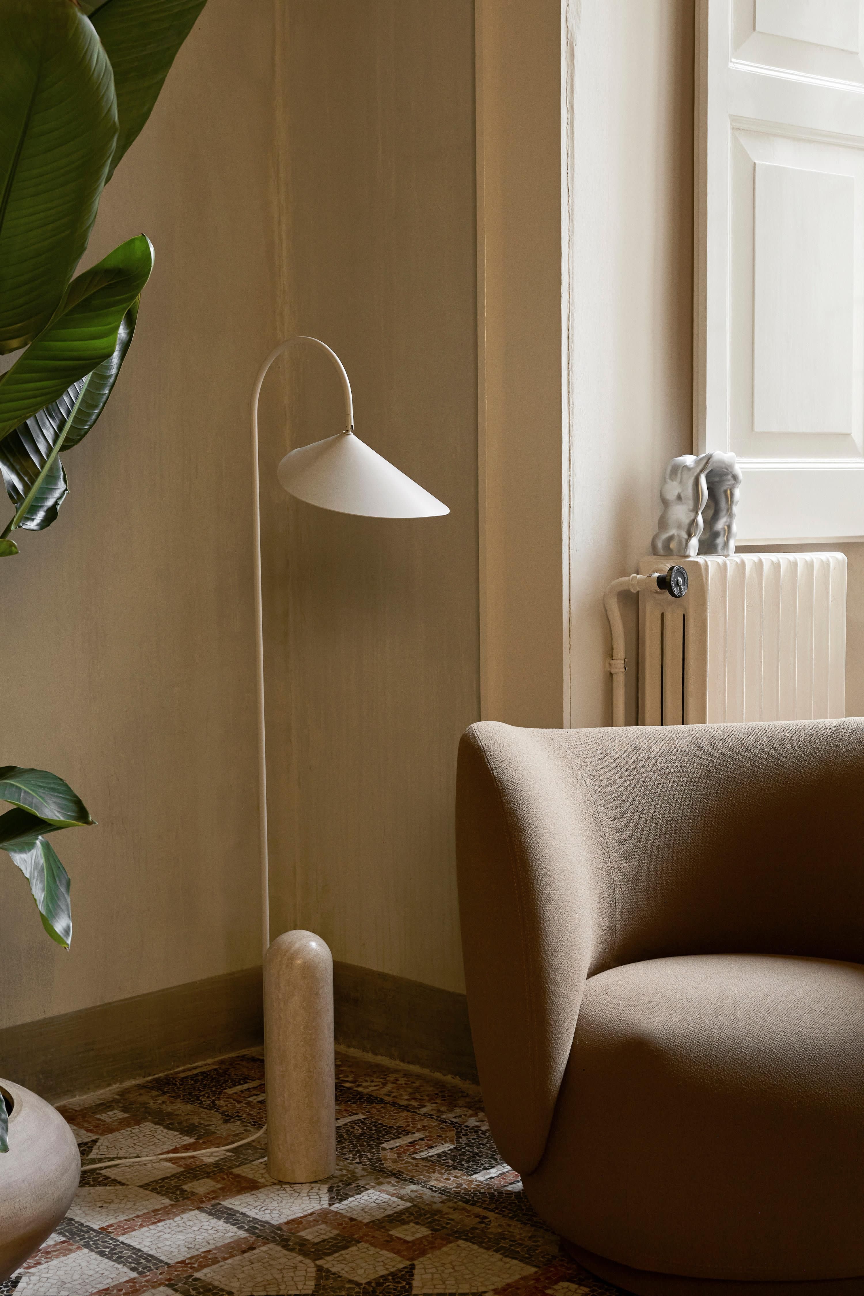 Lampadaire avec pied en travertin Ewan, orientable - Blanc cassé, Travertin beige clair