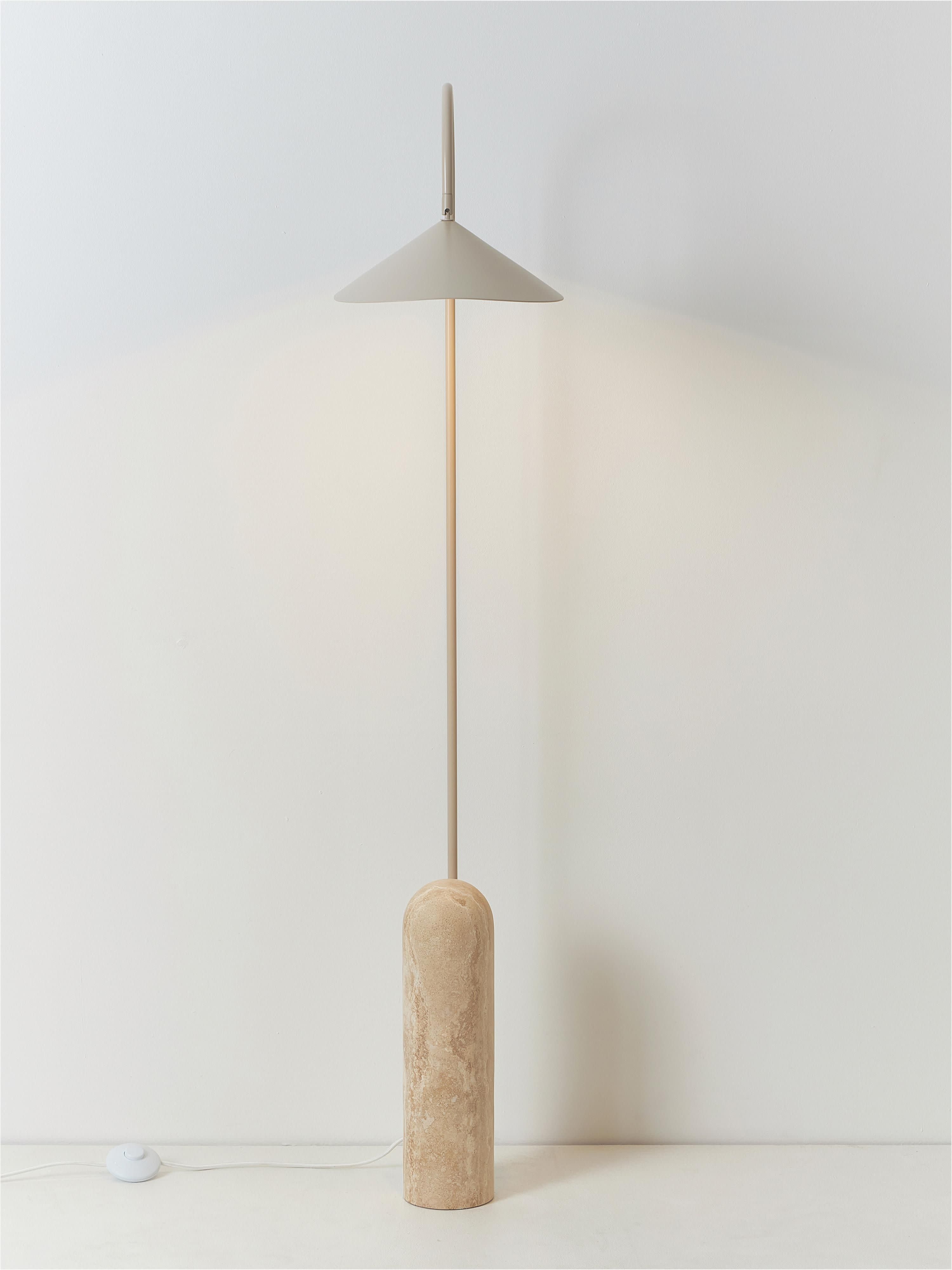 Lampadaire avec pied en travertin Ewan, orientable - Blanc cassé, Travertin beige clair