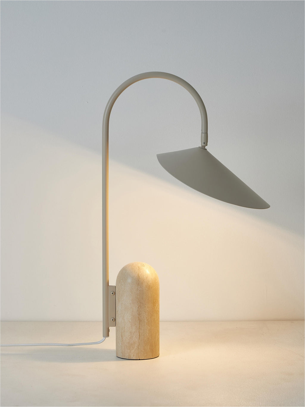 Grande lampe à poser Ewan, orientable - Blanc cassé, beige clair marbré