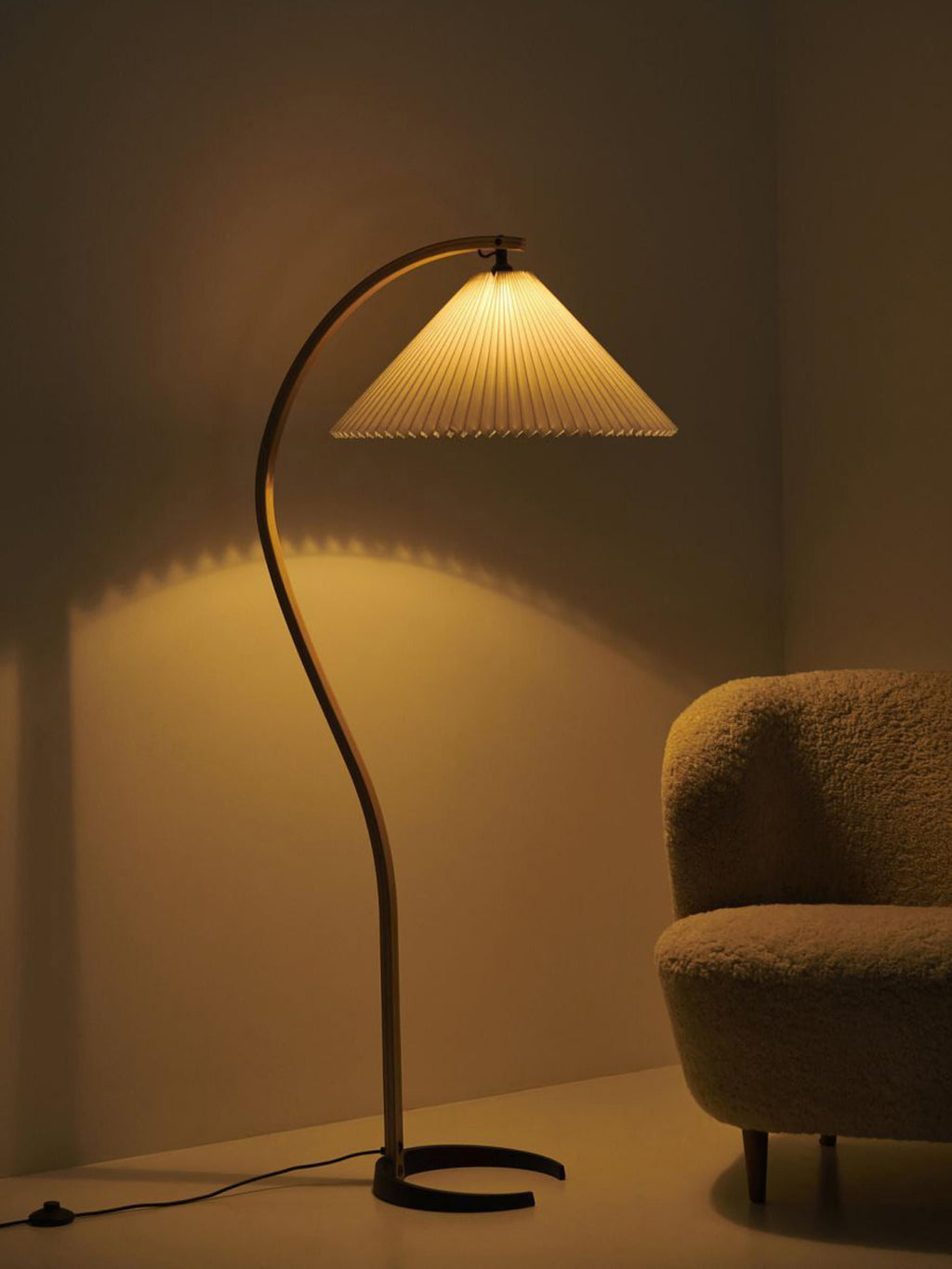 Lampadaire orientable Nevin - Blanc, chêne