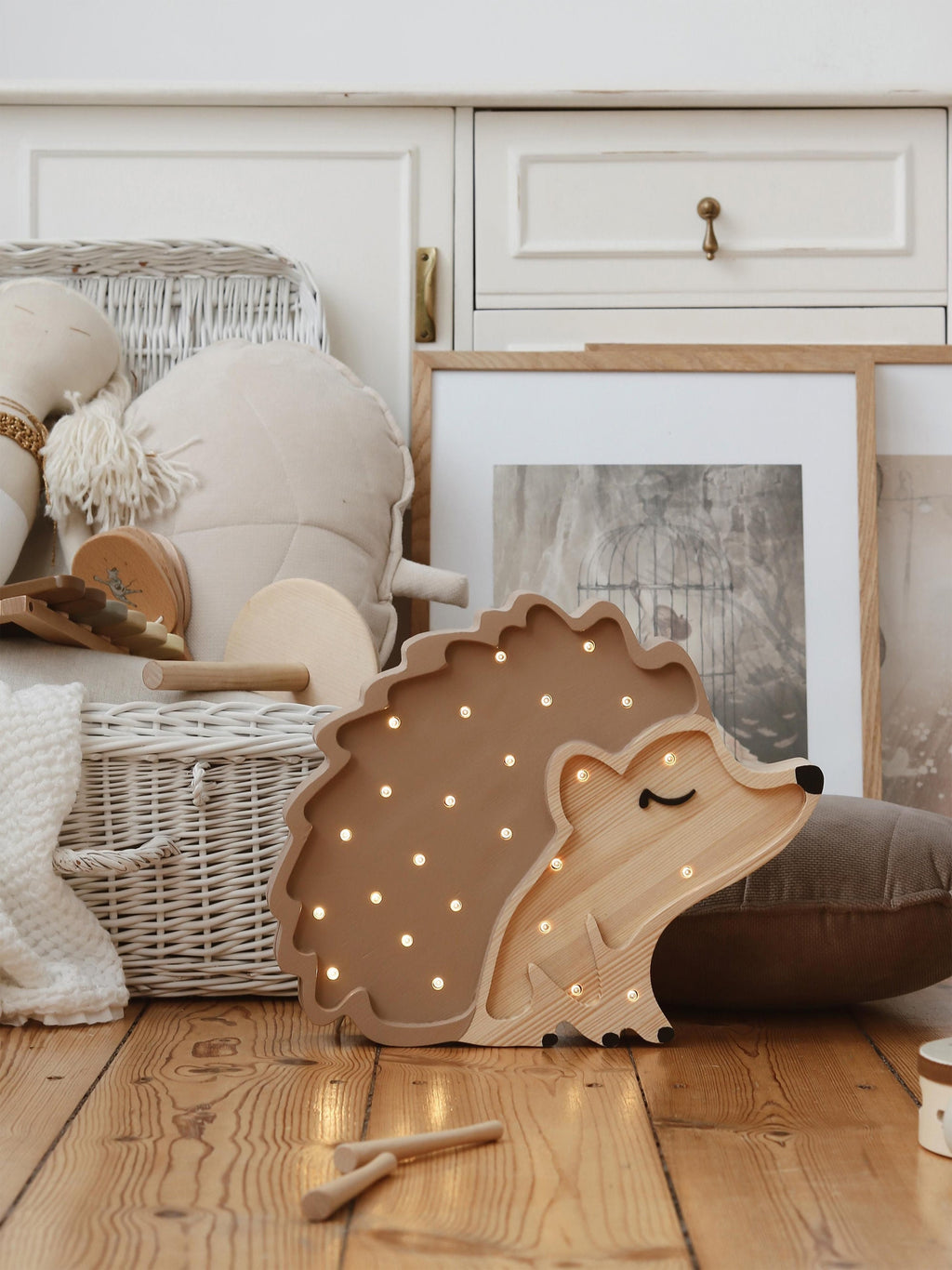 Veilleuse LED avec minuterie et télécommande Arngeir, intensité ajustable - Beige, bois de pin, noir