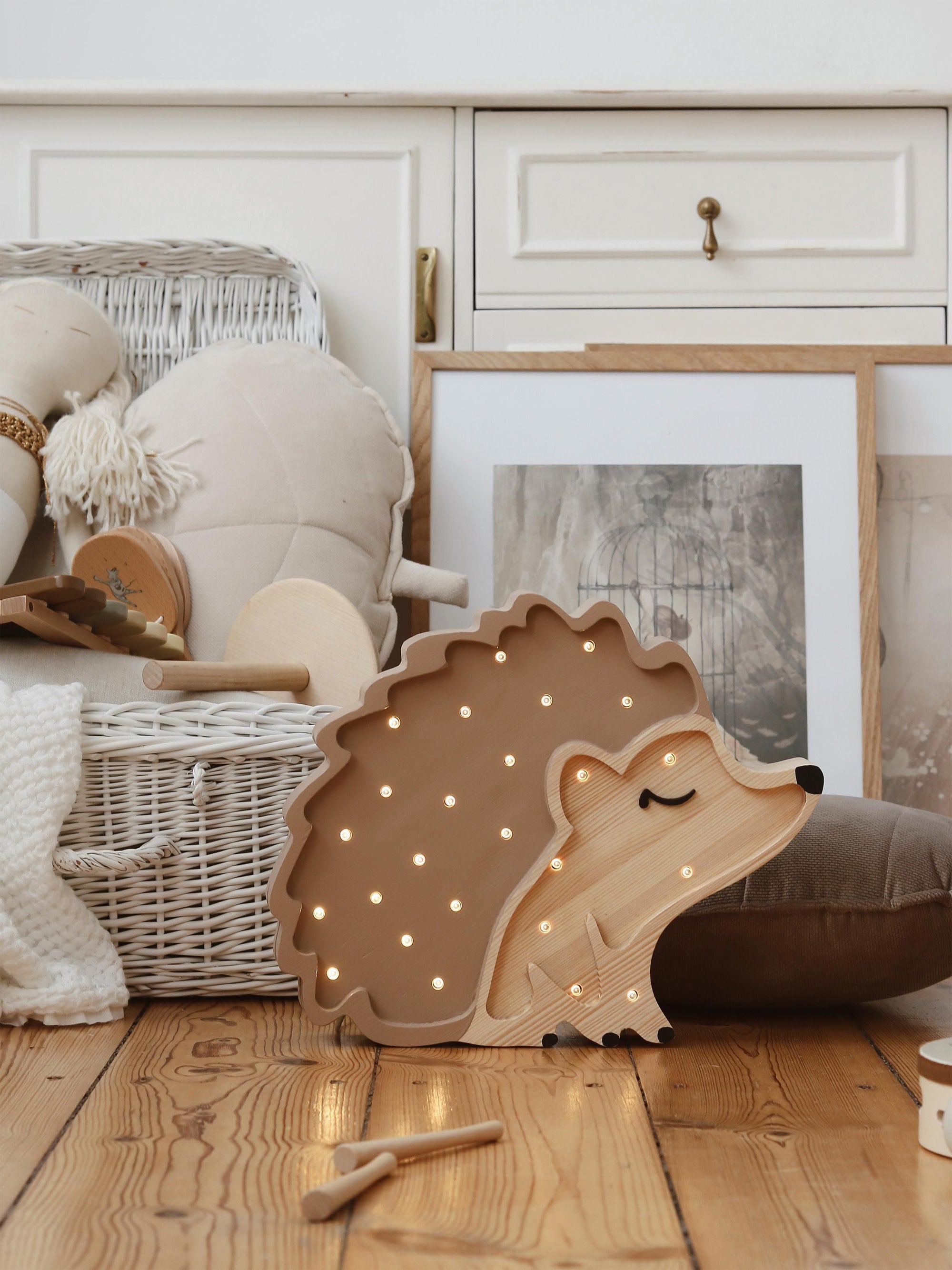 Veilleuse LED avec minuterie et télécommande Arngeir, intensité ajustable - Beige, bois de pin, noir