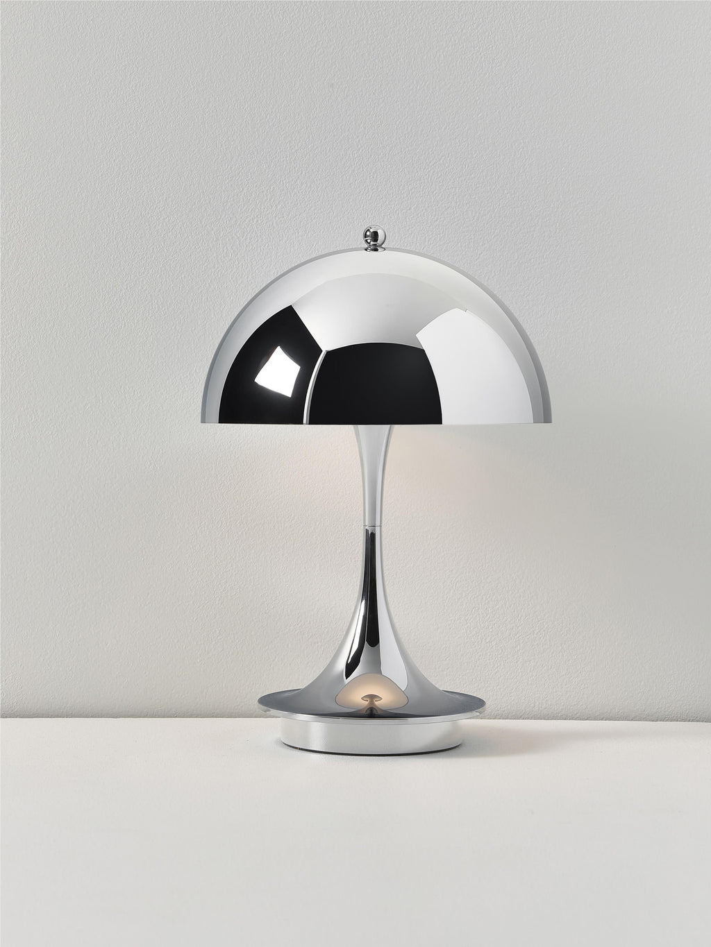 Lampe à poser LED portable à intensité variable Reiulf, design Verner Panton - Argenté, plastique