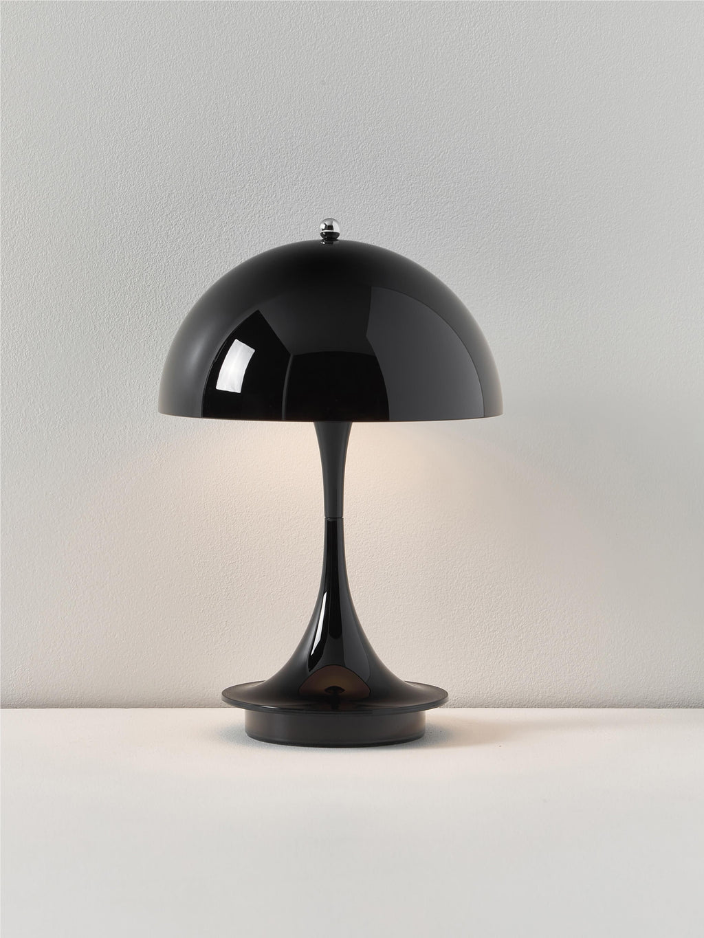 Lampe à poser LED portable à intensité variable Reiulf, design Verner Panton - Plastique noir