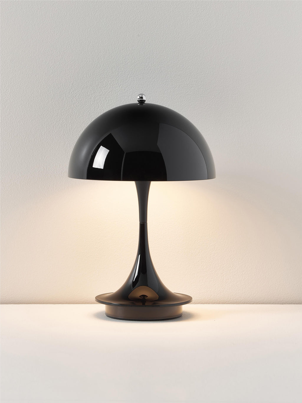 Lampe à poser LED portable à intensité variable Reiulf, design Verner Panton - Plastique noir