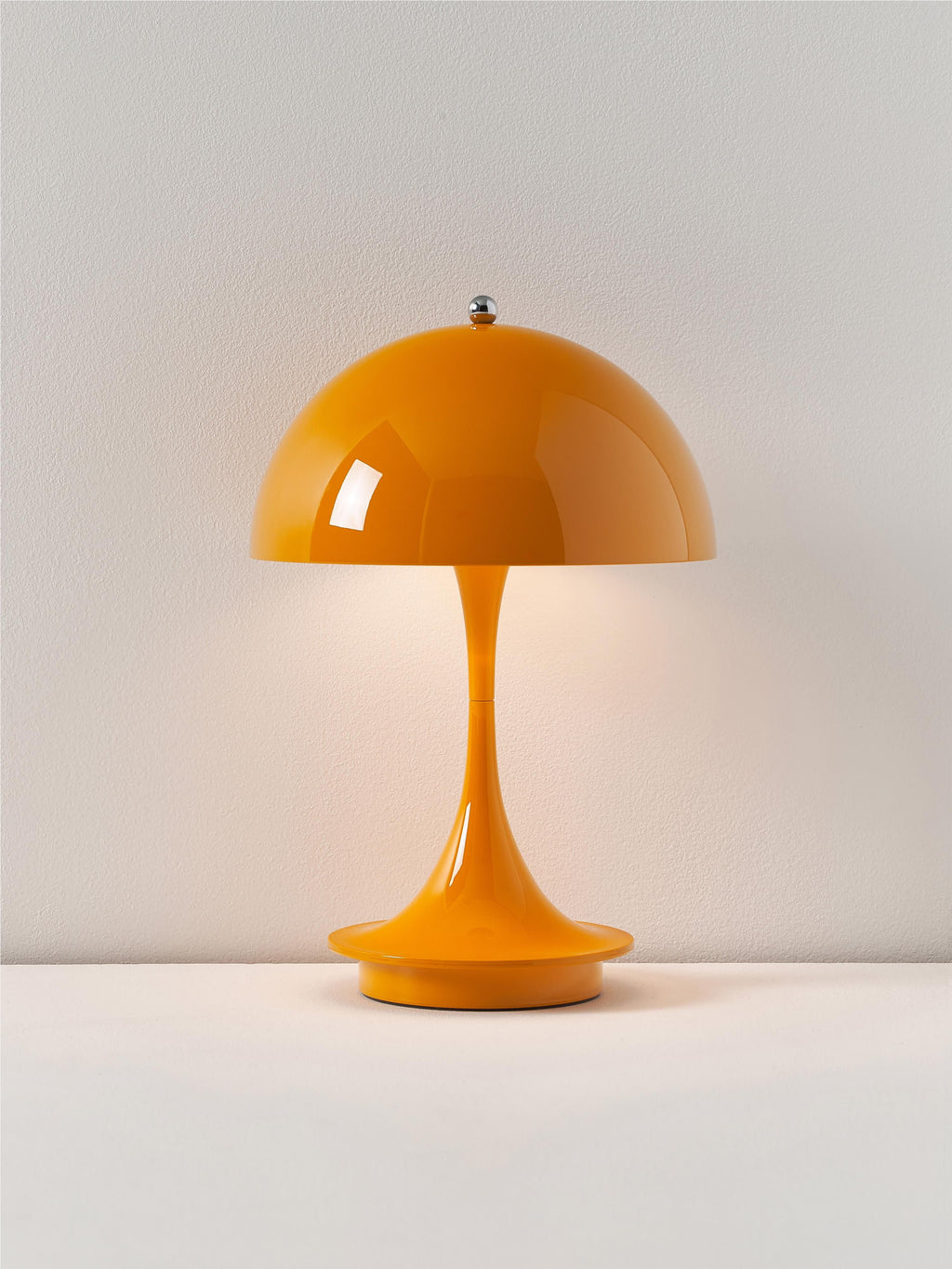 Lampe à poser LED portable à intensité variable Reiulf, design Verner Panton - Orange, plastique