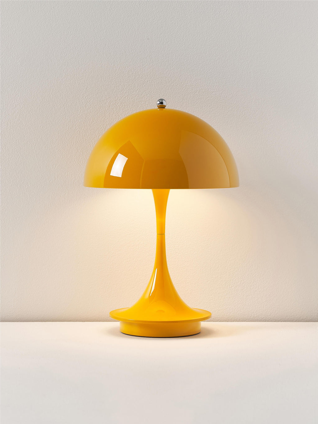 Lampe à poser LED portable à intensité variable Reiulf, design Verner Panton - Plastique jaune soleil