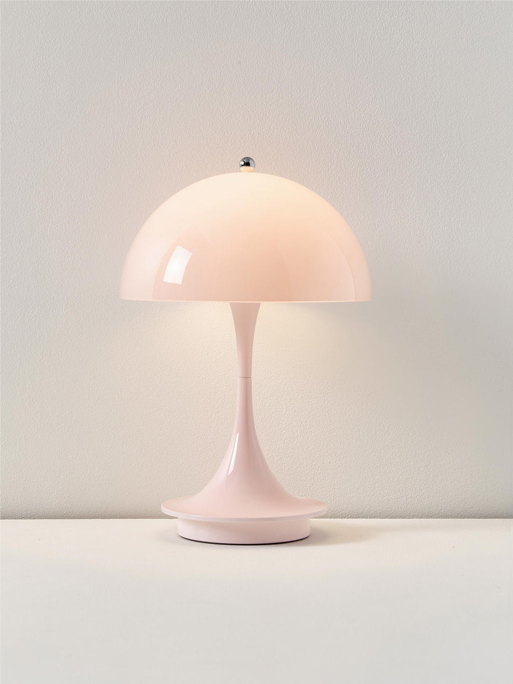 Lampe à poser LED portable à intensité variable Reiulf, design Verner Panton - Rose pâle