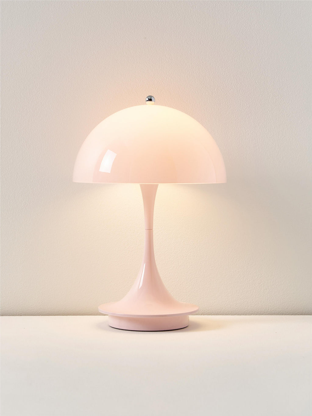 Lampe à poser LED portable à intensité variable Reiulf, design Verner Panton - Rose pâle