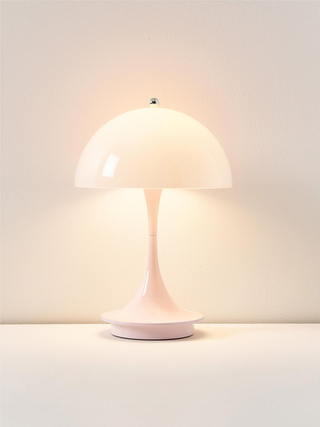 Lampe à poser LED portable à intensité variable Reiulf, design Verner Panton - Rose pâle