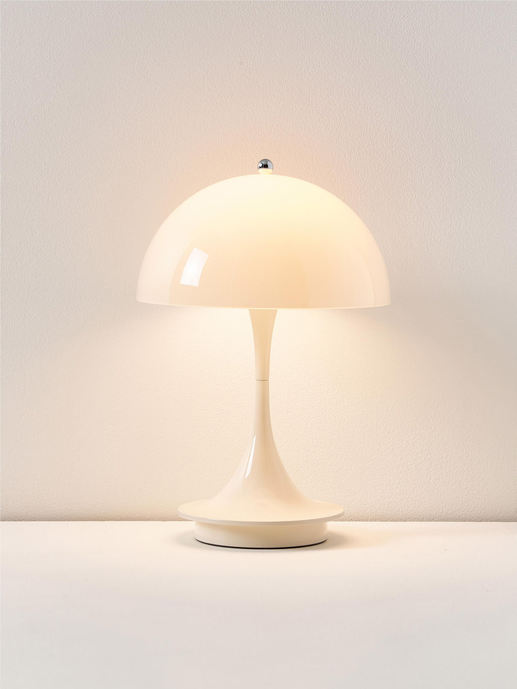 Lampe à poser LED portable à intensité variable Reiulf, design Verner Panton - Plastique beige clair