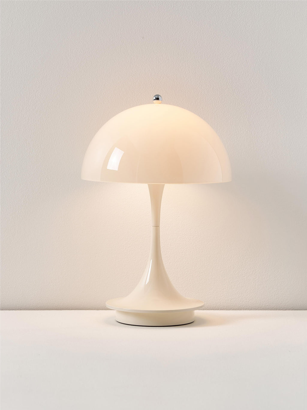 Lampe à poser LED portable à intensité variable Reiulf, design Verner Panton - Plastique beige clair