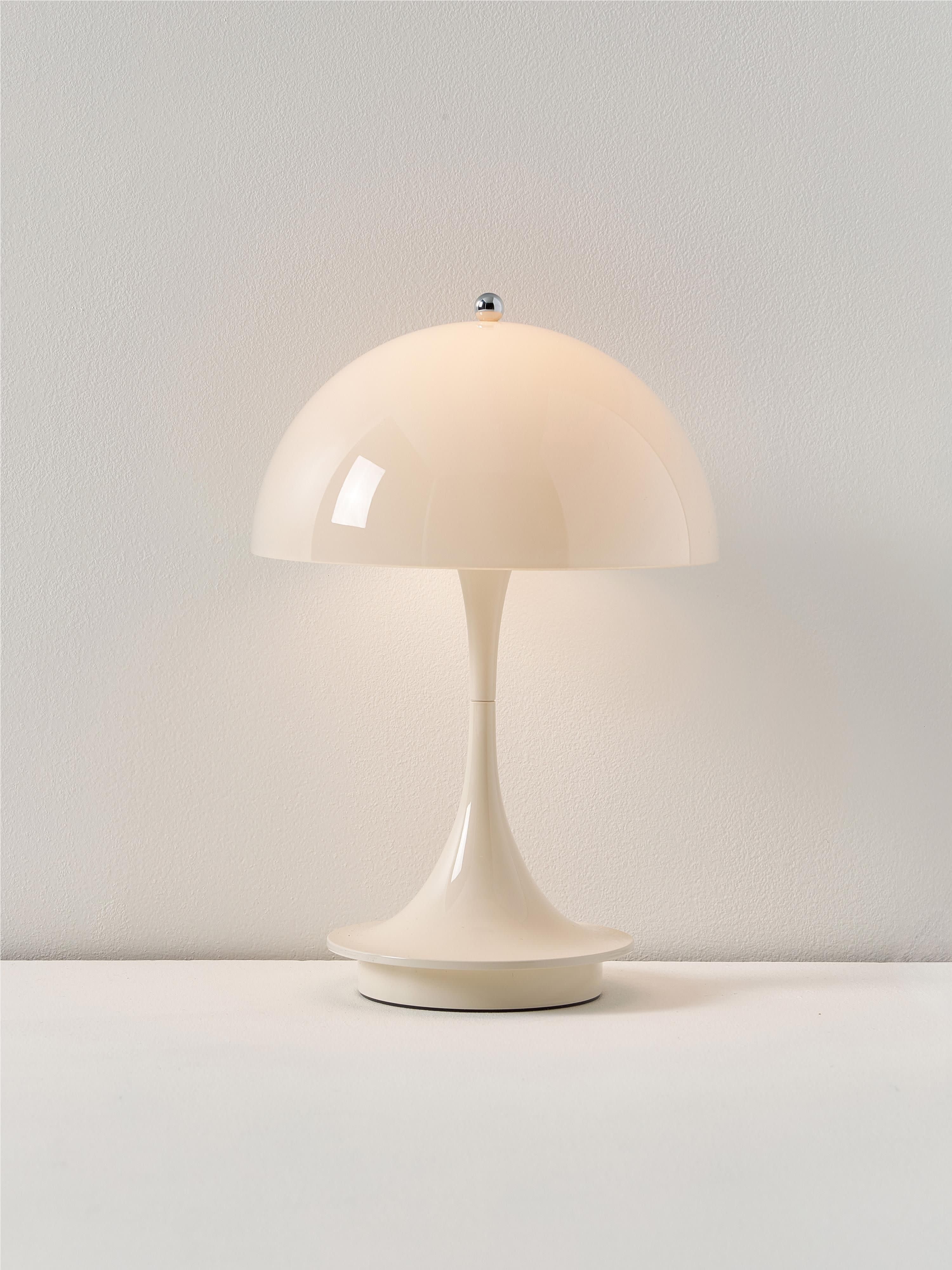 Lampe à poser LED portable à intensité variable Reiulf, design Verner Panton - Plastique beige clair