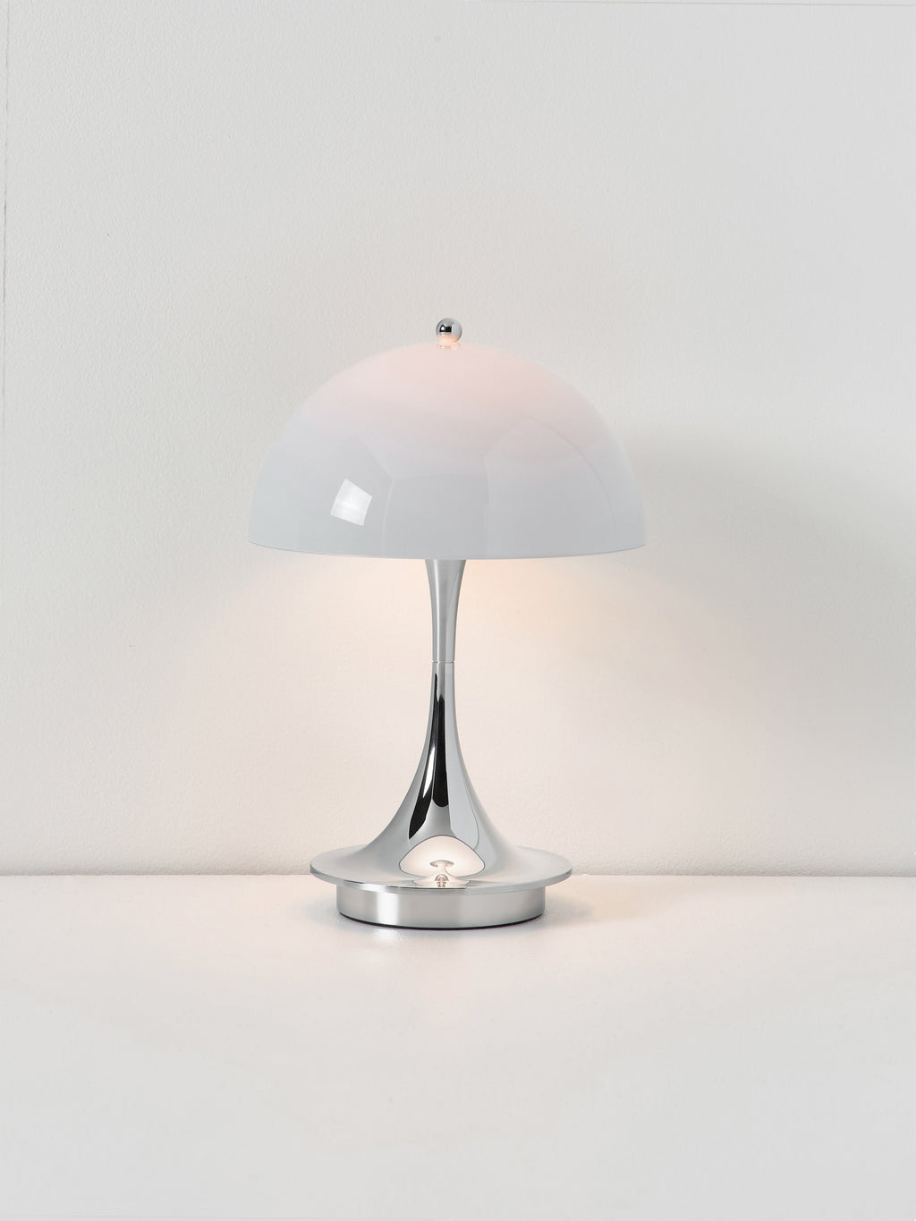 Lampe à poser LED portable à intensité variable Reiulf, design Verner Panton - Bleu ciel, argenté