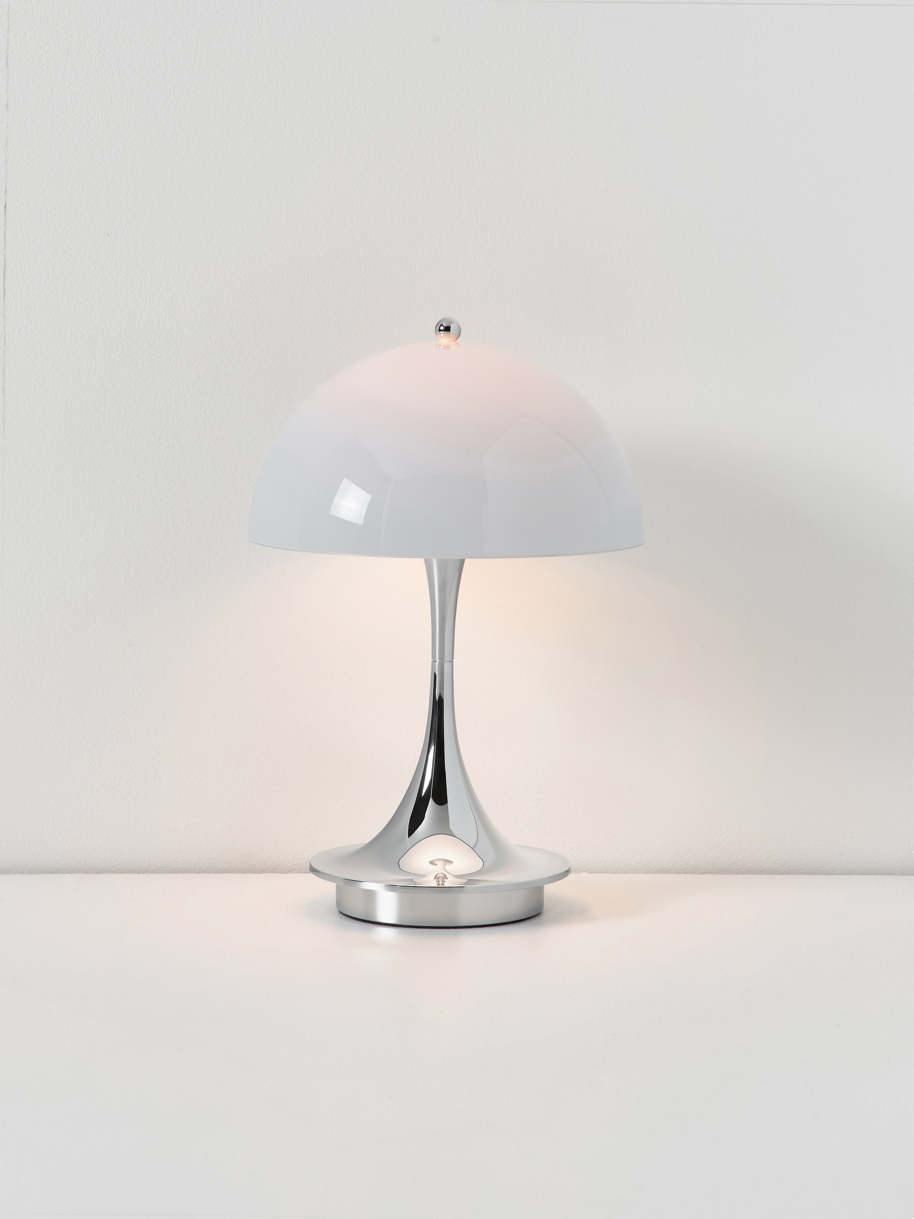 Lampe à poser LED portable à intensité variable Reiulf, design Verner Panton - Bleu ciel, argenté