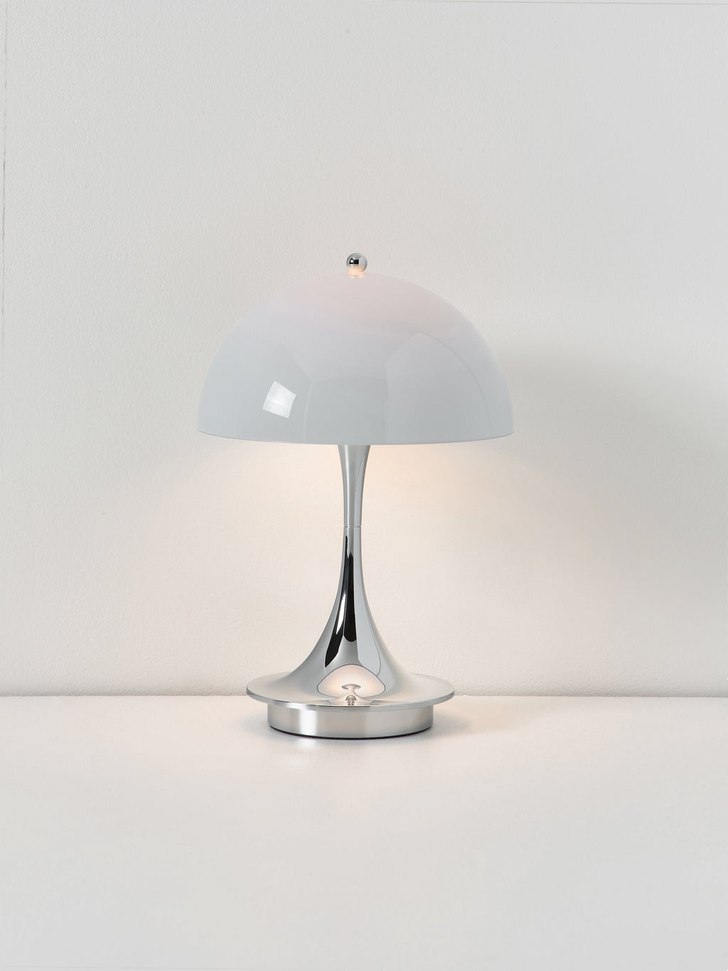 Lampe à poser LED portable à intensité variable Reiulf, design Verner Panton - Bleu ciel, argenté