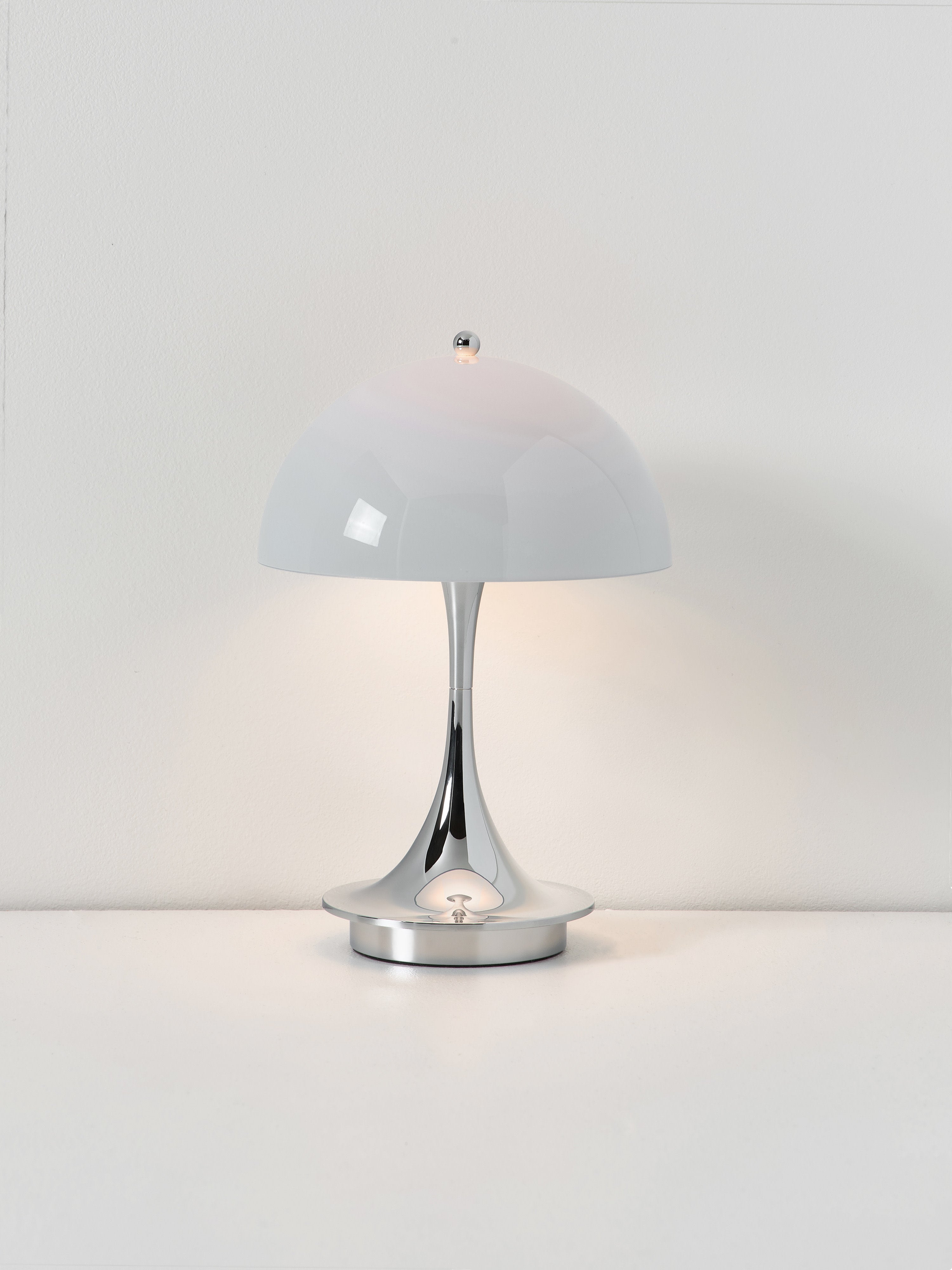 Lampe à poser LED portable à intensité variable Reiulf, design Verner Panton - Bleu ciel, argenté