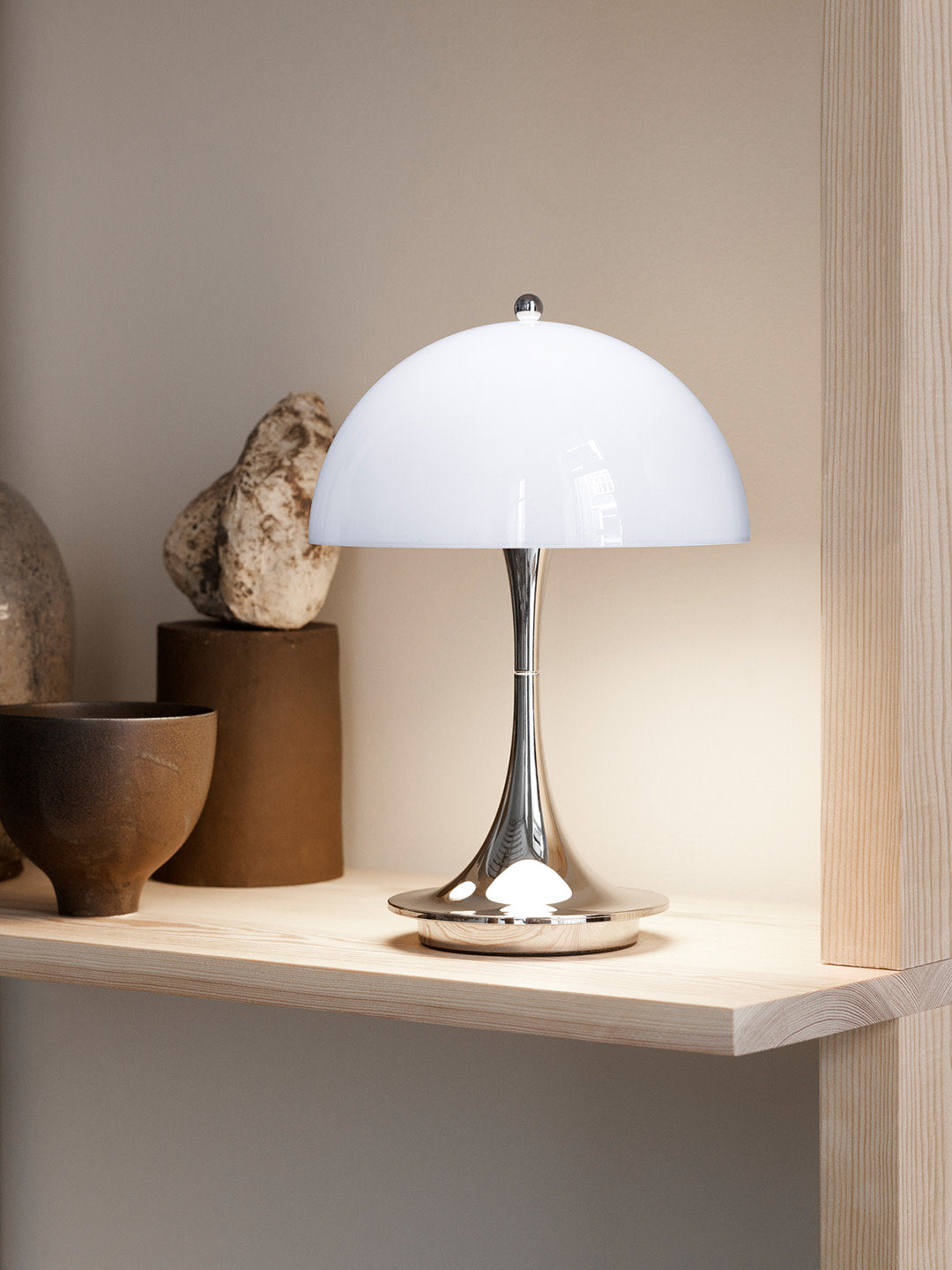 Lampe à poser LED portable à intensité variable Reiulf, design Verner Panton - Bleu ciel, argenté