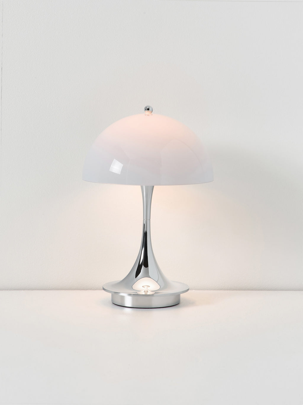 Lampe à poser LED portable à intensité variable Reiulf, design Verner Panton - Bleu ciel, argenté