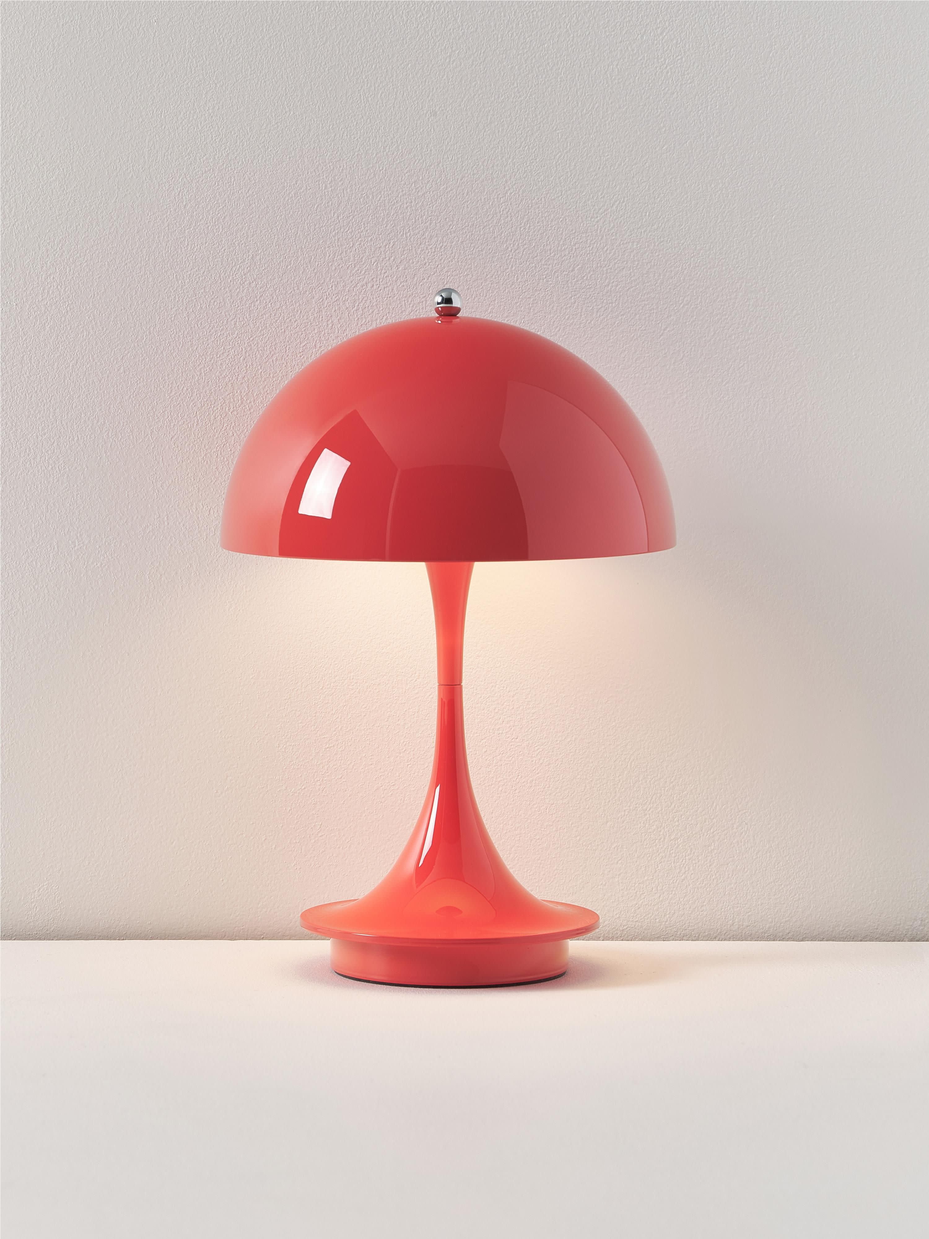 Lampe à poser LED portable à intensité variable Reiulf, design Verner Panton - Corail en plastique