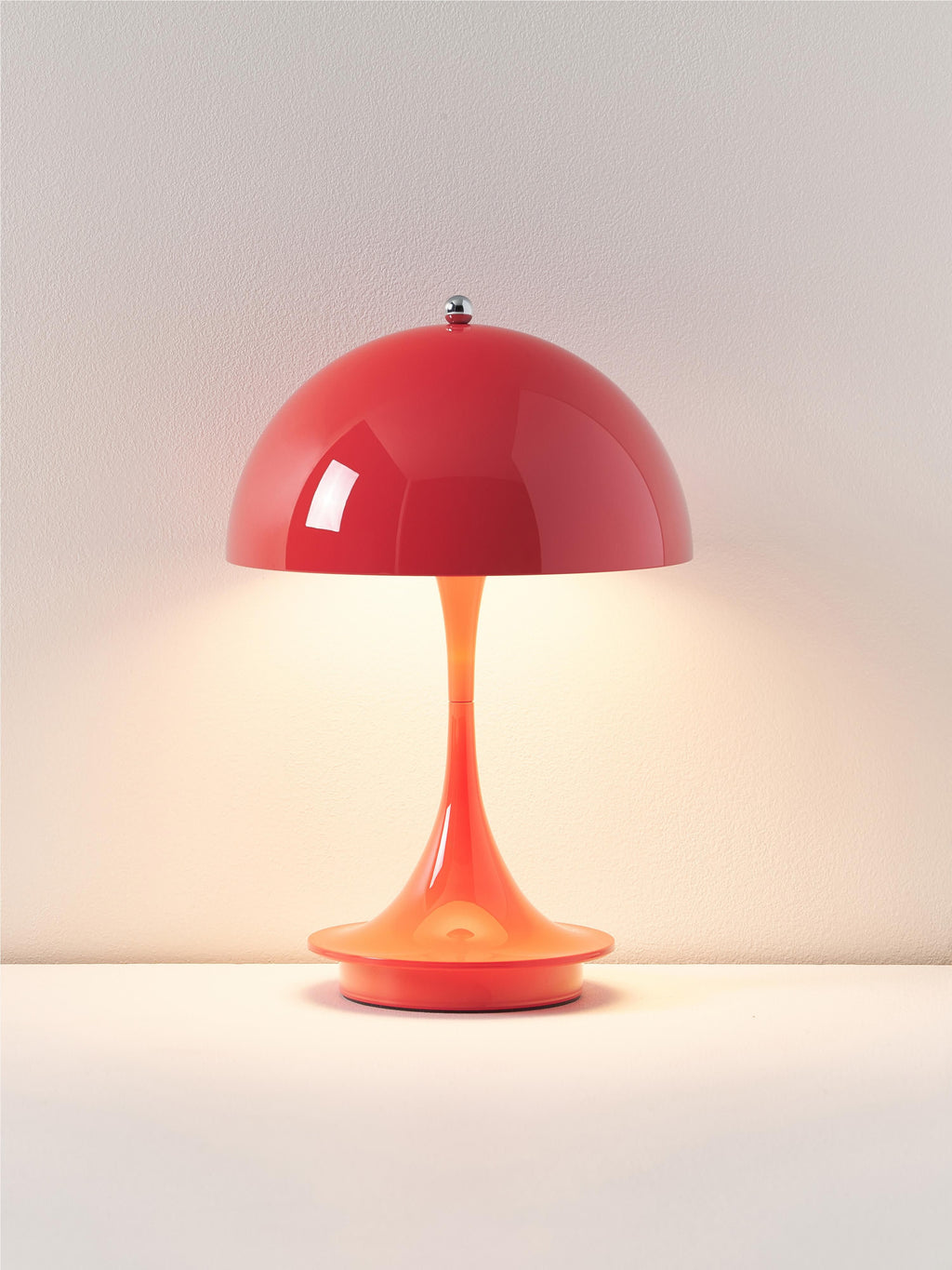 Lampe à poser LED portable à intensité variable Reiulf, design Verner Panton - Corail en plastique
