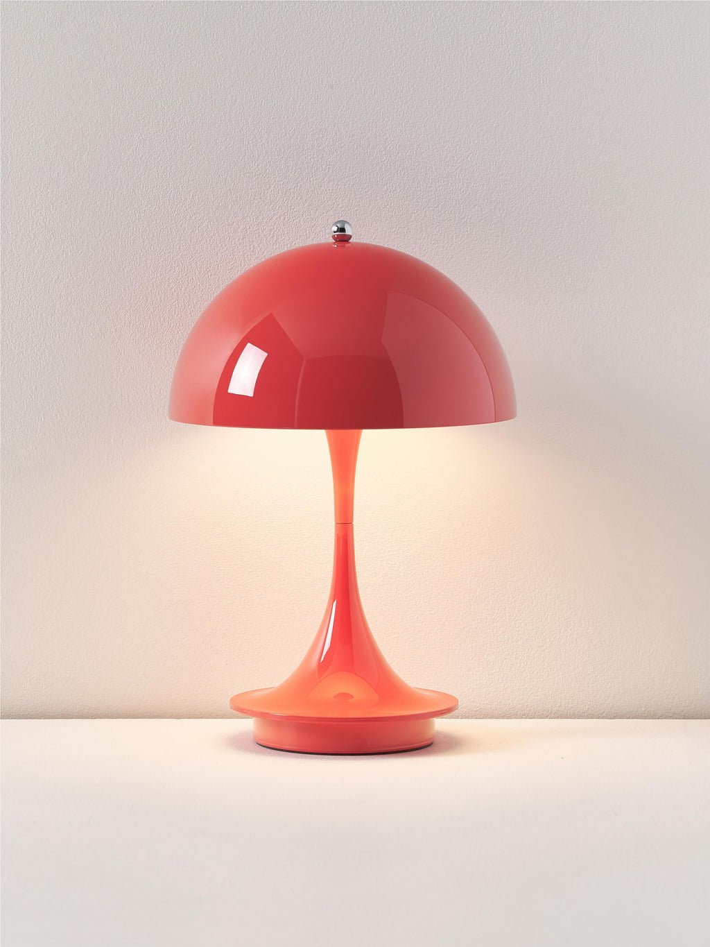 Lampe à poser LED portable à intensité variable Reiulf, design Verner Panton - Corail en plastique