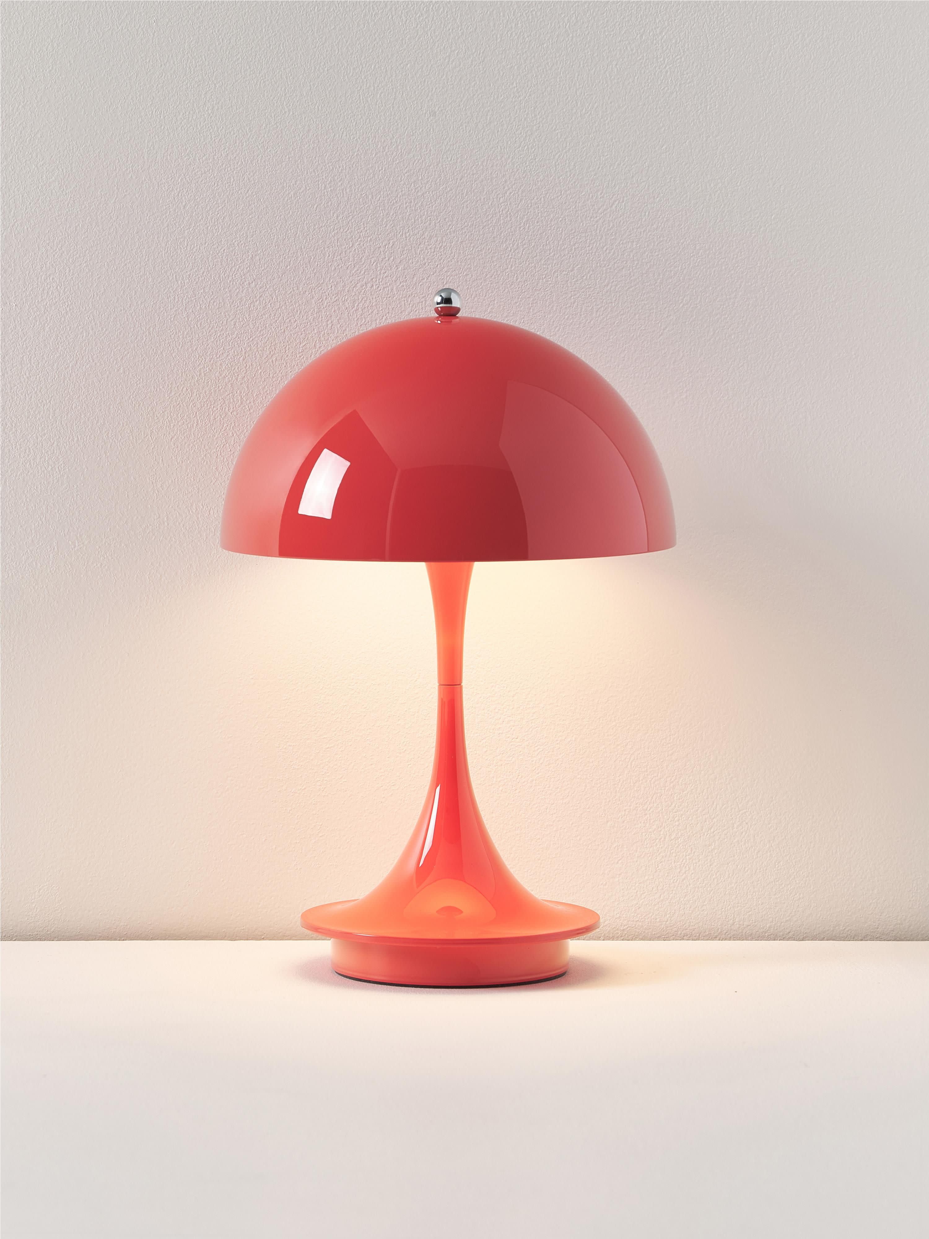 Lampe à poser LED portable à intensité variable Reiulf, design Verner Panton - Corail en plastique